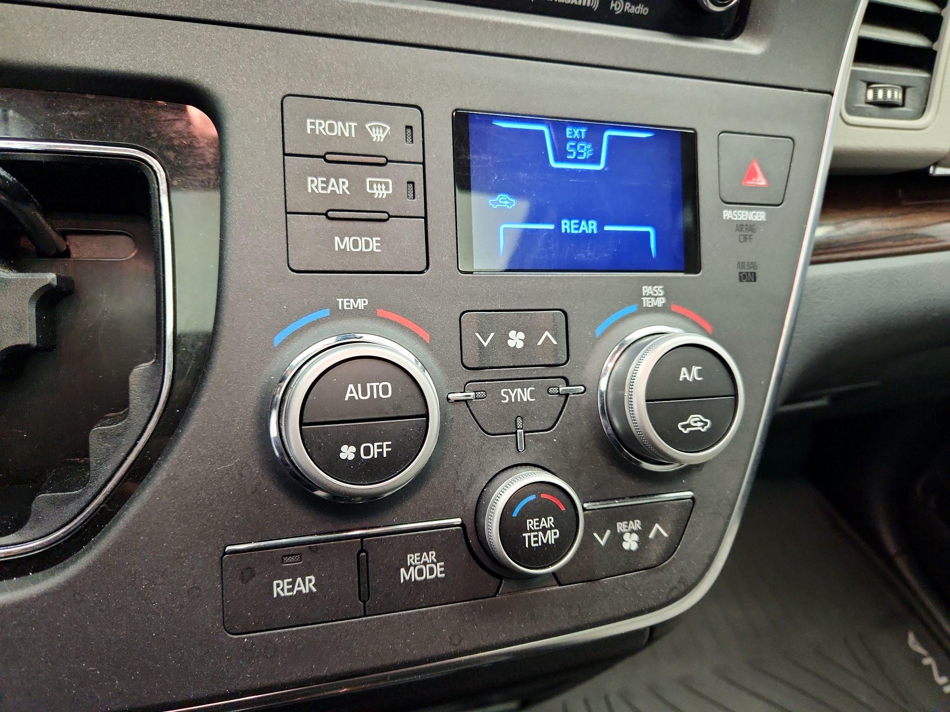 Thumbnail: 2019 Toyota Sienna - 17