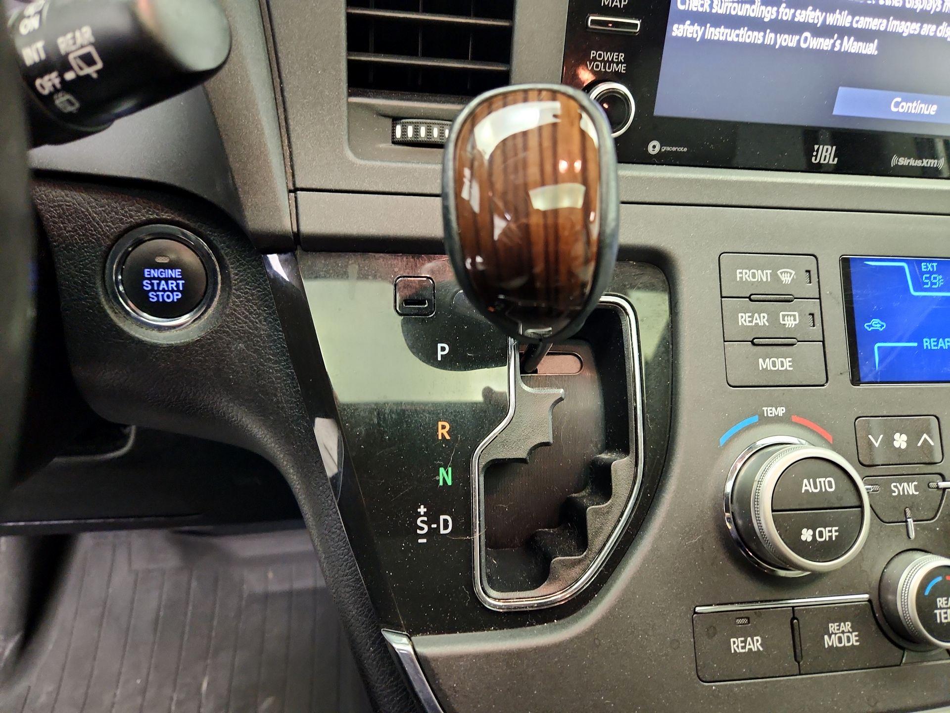 Thumbnail: 2019 Toyota Sienna - 18