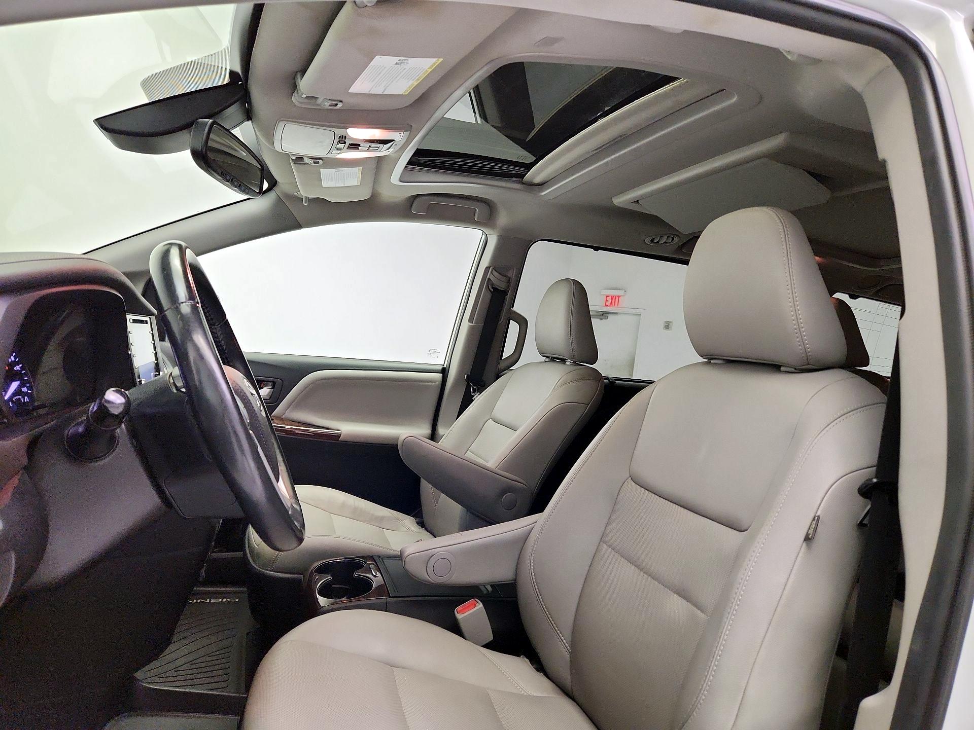 Thumbnail: 2019 Toyota Sienna - 20