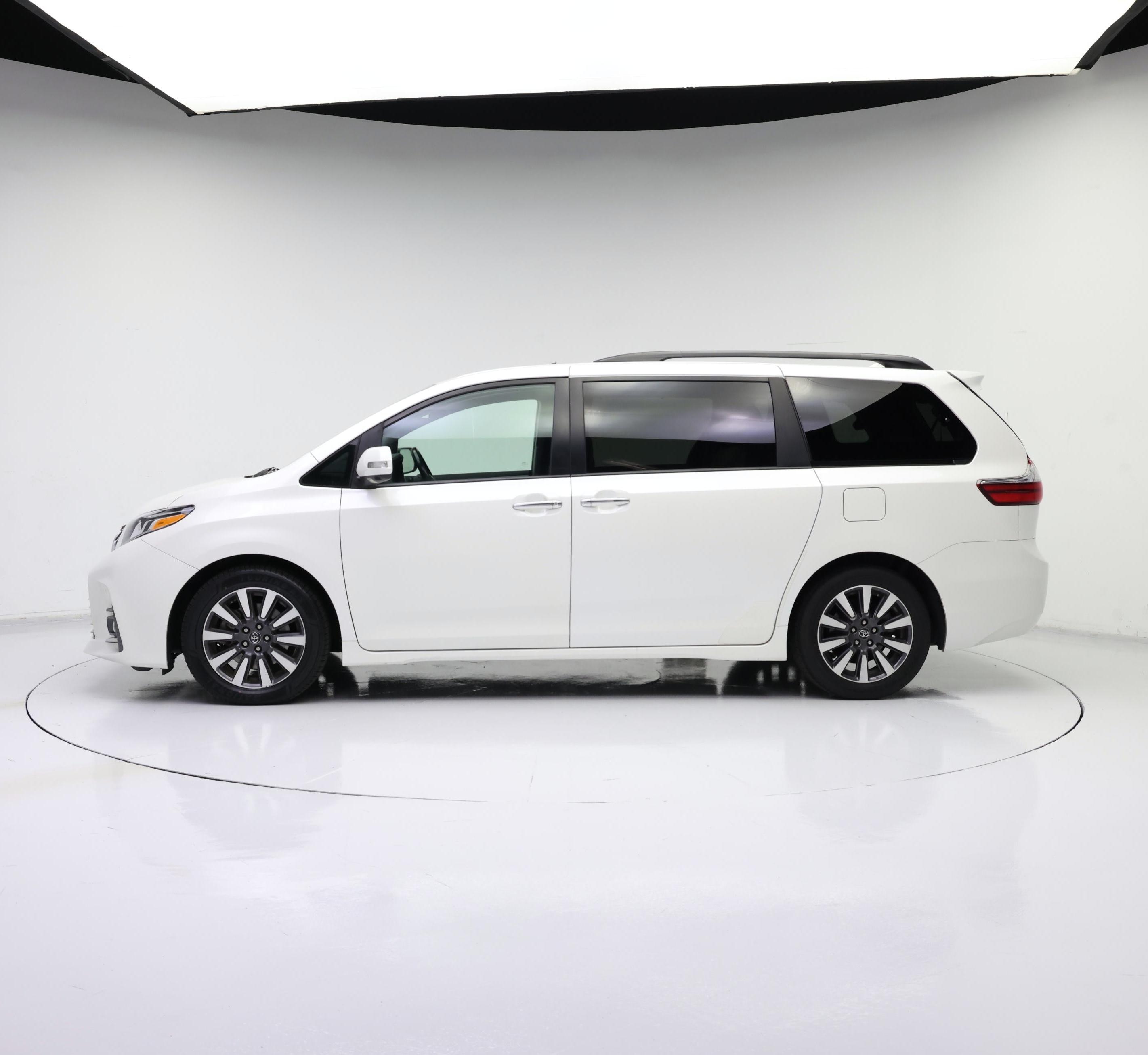 Thumbnail: 2019 Toyota Sienna - 3