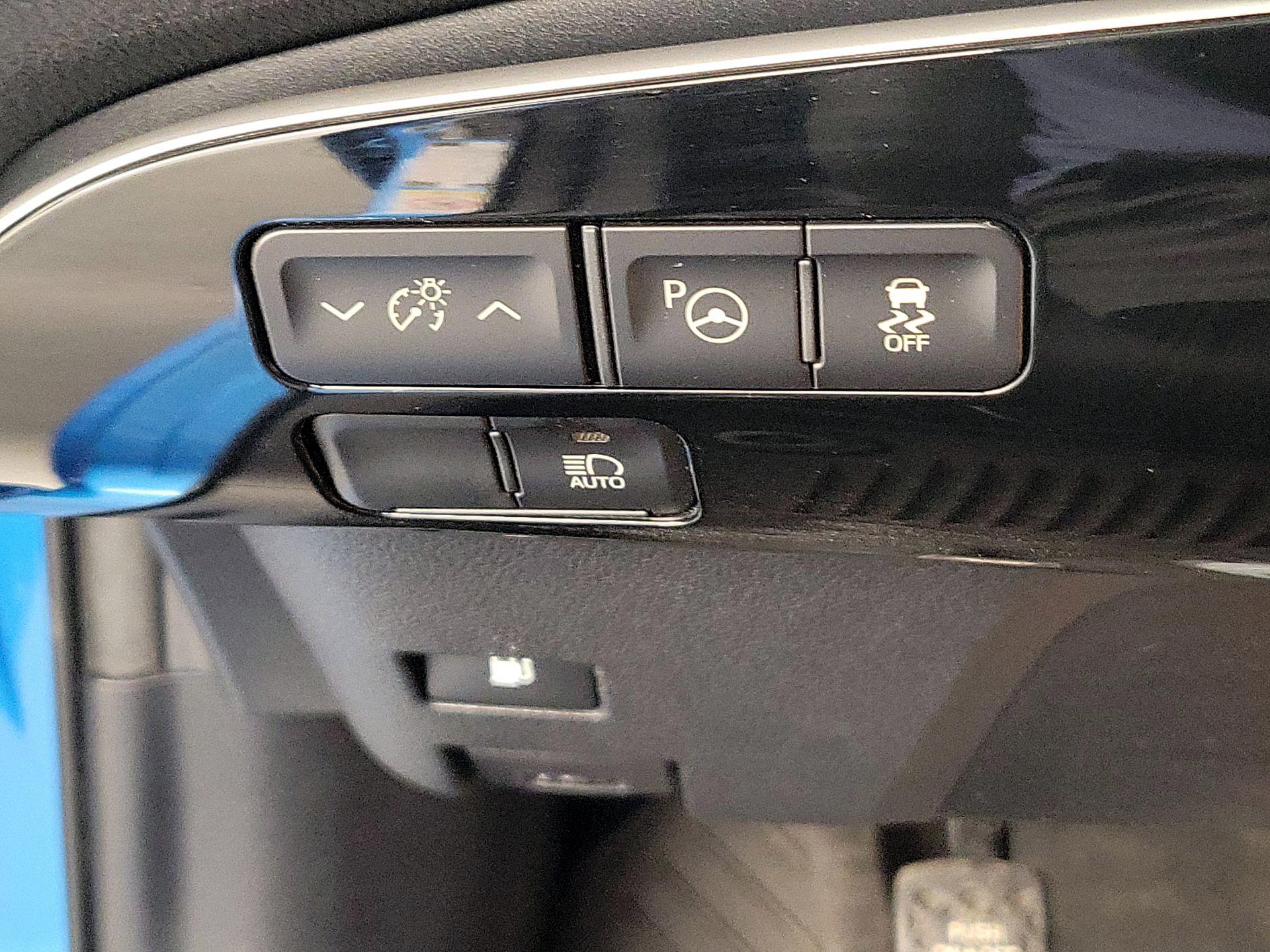 Thumbnail: 2022 Toyota Prius - 13