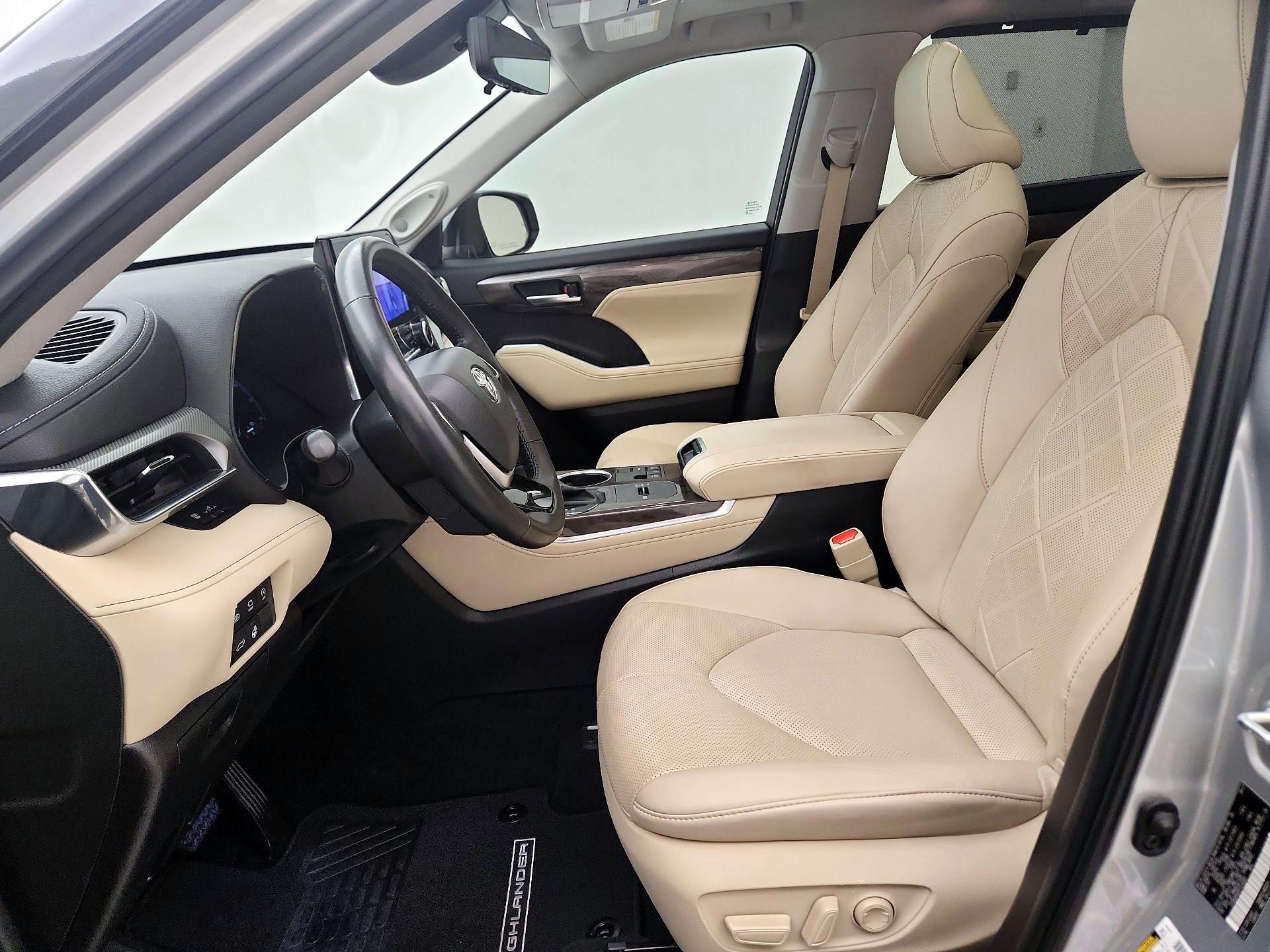 Thumbnail: 2023 Toyota Highlander - 11
