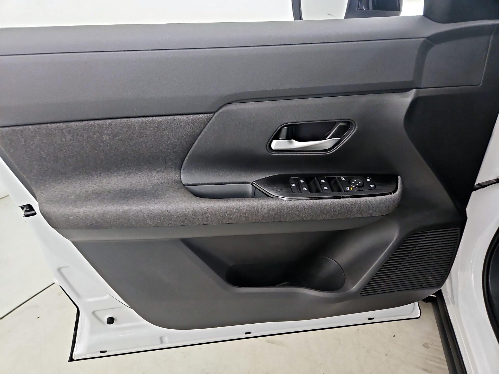 Thumbnail: 2025 Nissan Kicks - 12