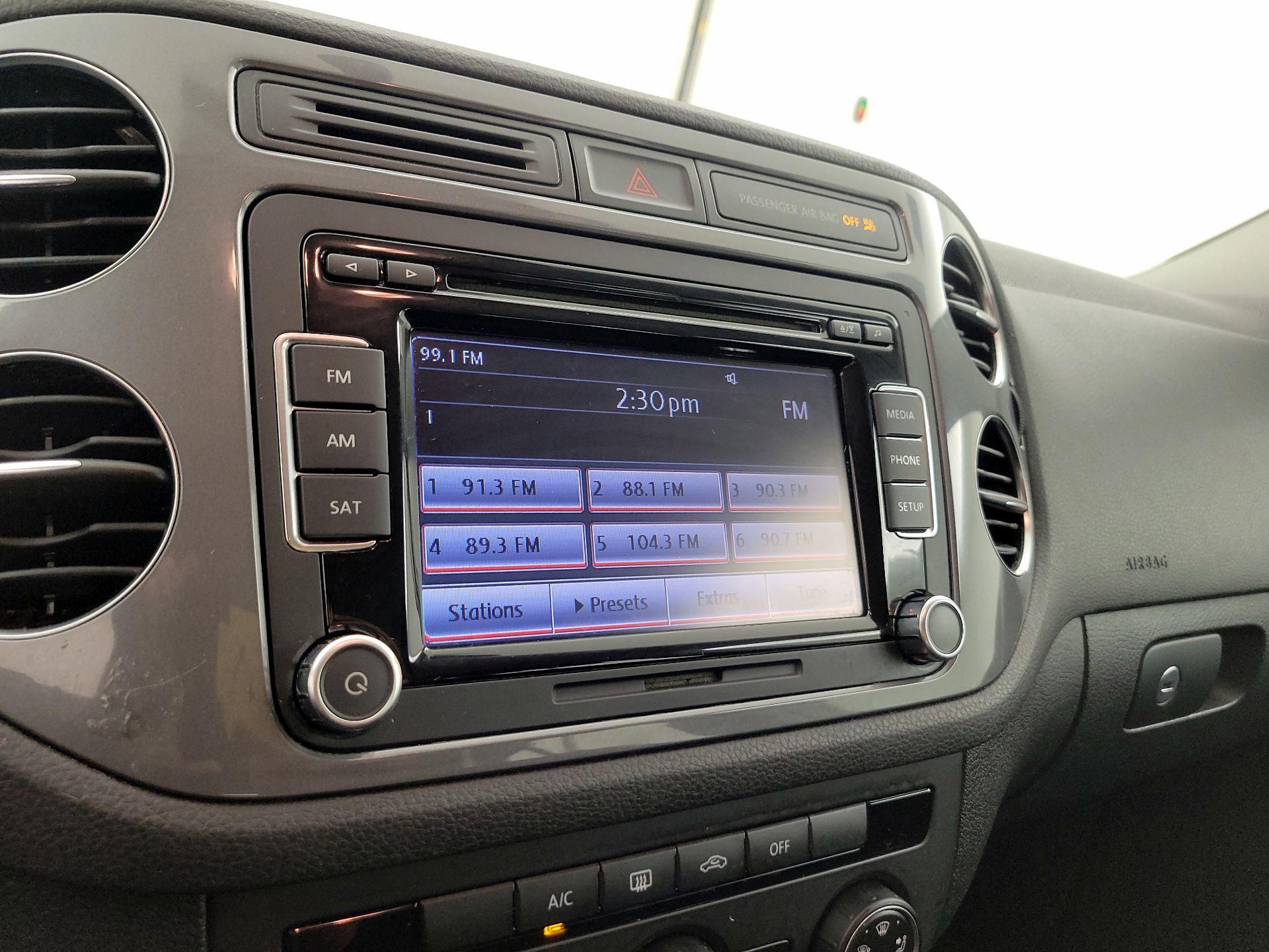 Thumbnail: 2015 Volkswagen Tiguan - 15