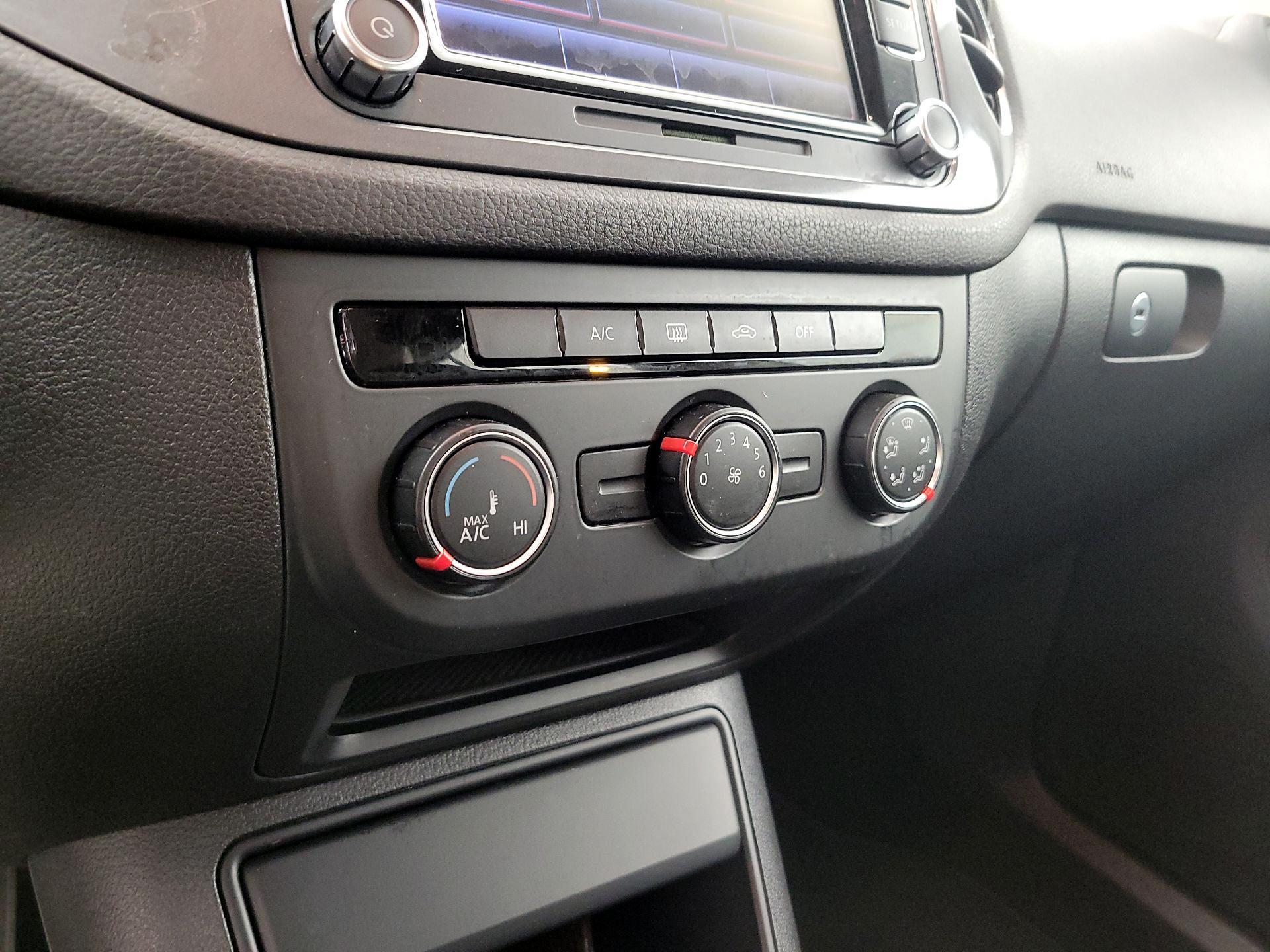 Thumbnail: 2015 Volkswagen Tiguan - 16