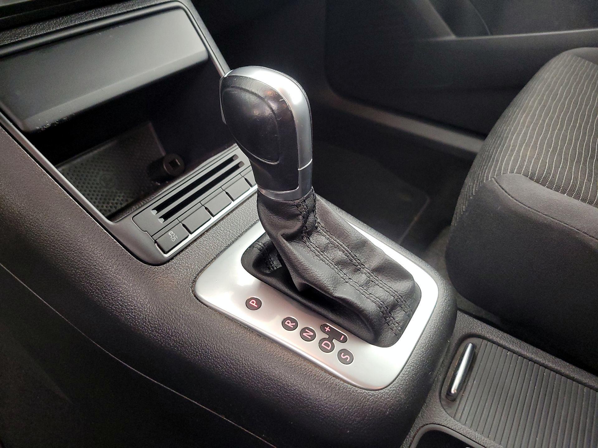 Thumbnail: 2015 Volkswagen Tiguan - 17