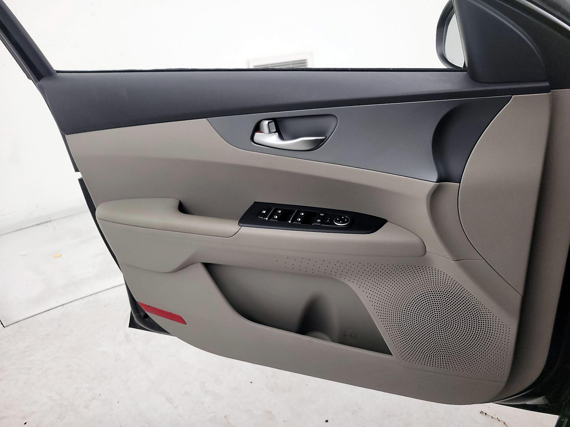 Thumbnail: 2020 Kia Forte - 12