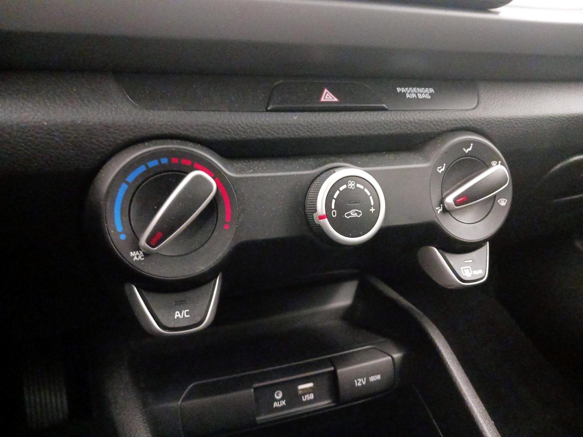 Thumbnail: 2020 Kia Rio - 16