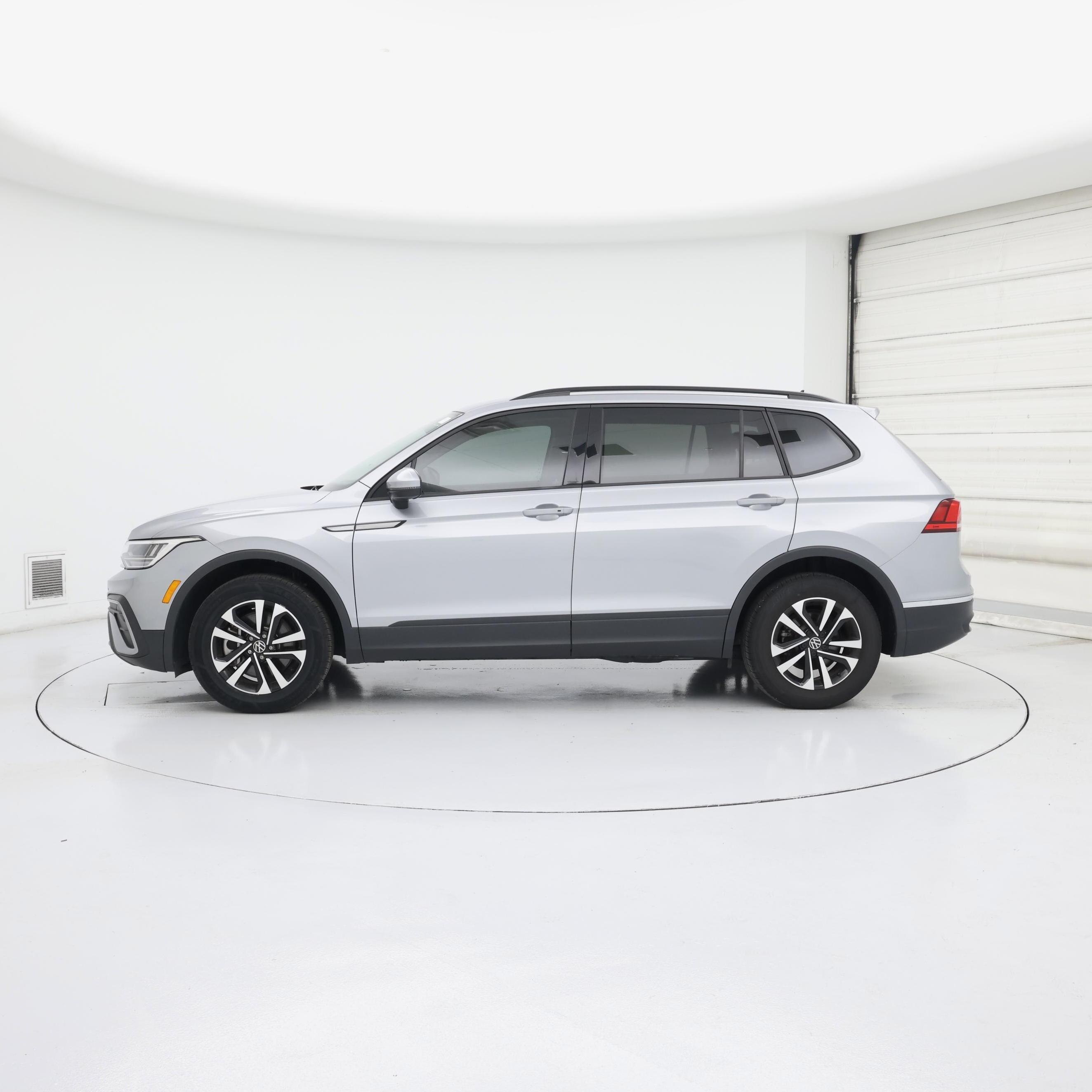 Thumbnail: 2023 Volkswagen Tiguan - 3
