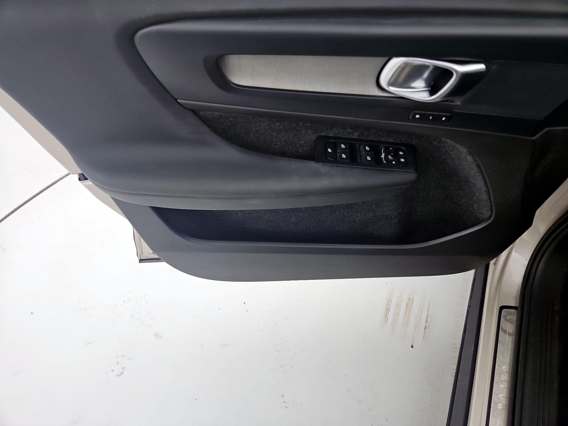 Thumbnail: 2023 Volvo XC40 - 12