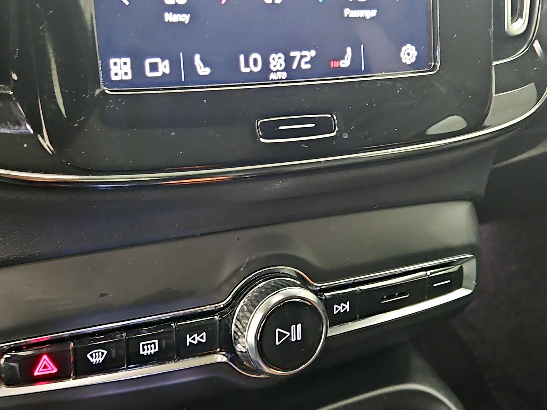 Thumbnail: 2023 Volvo XC40 - 16