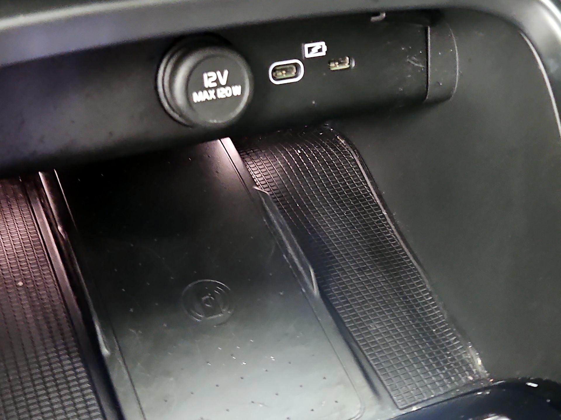 Thumbnail: 2023 Volvo XC40 - 18