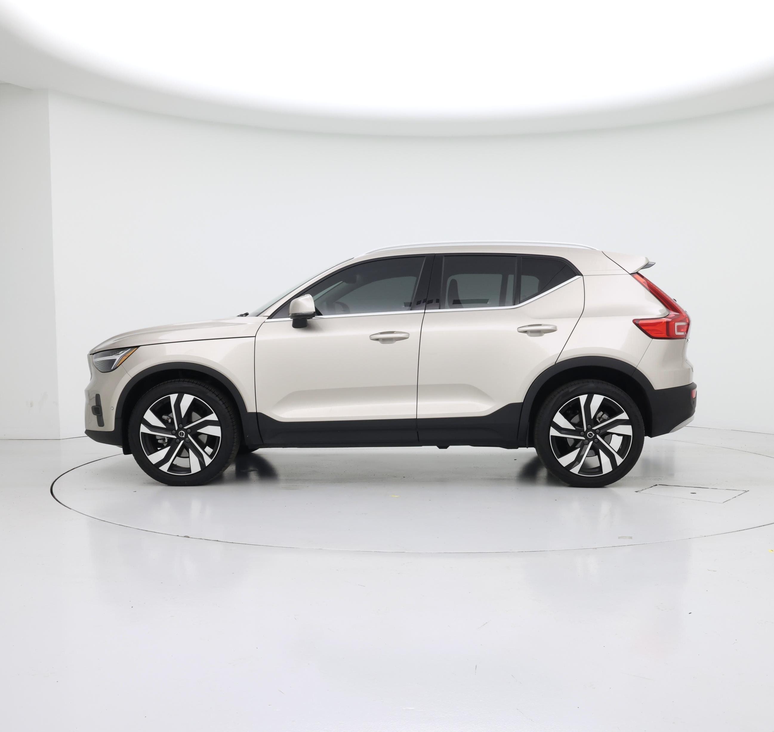 Thumbnail: 2023 Volvo XC40 - 3