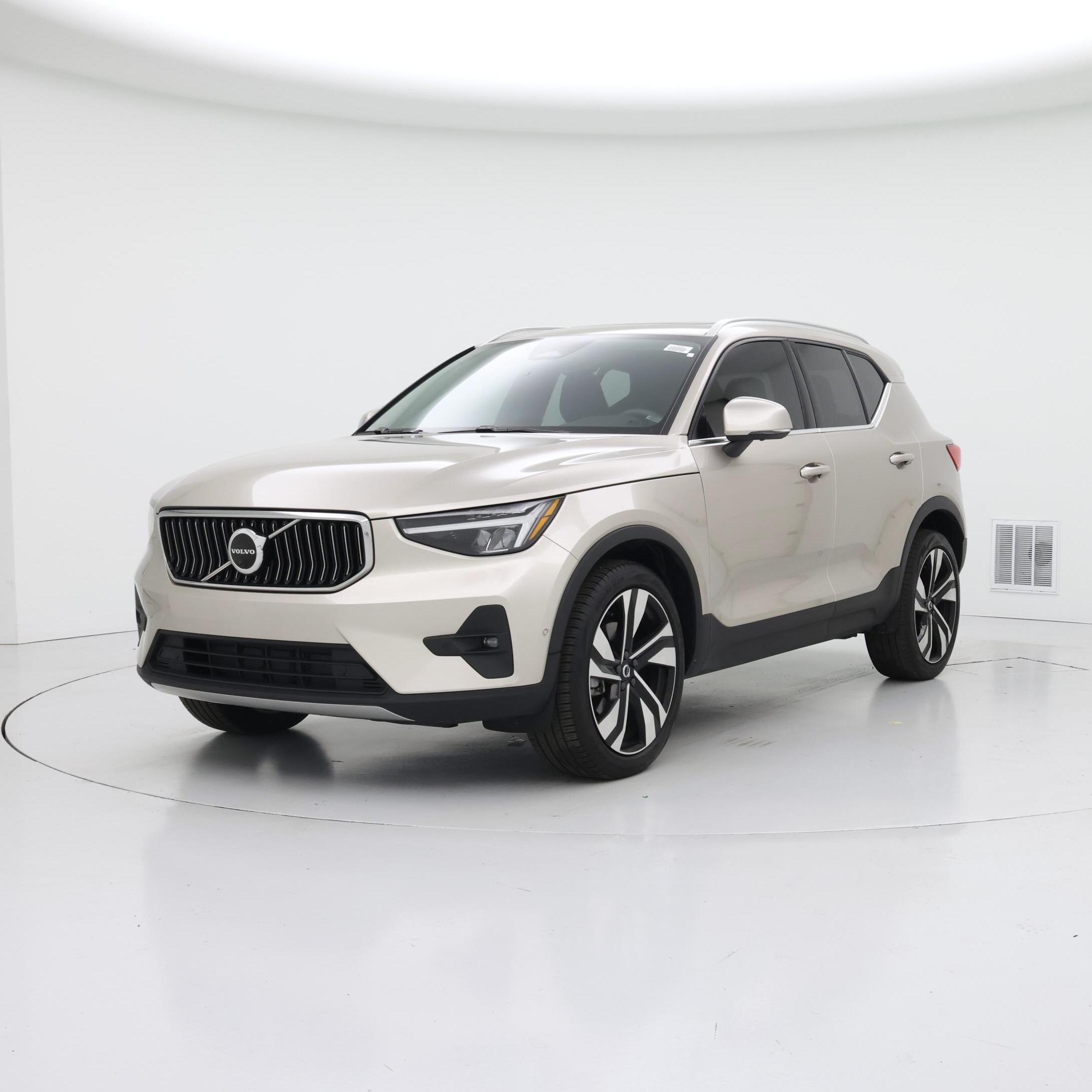 Thumbnail: 2023 Volvo XC40 - 4