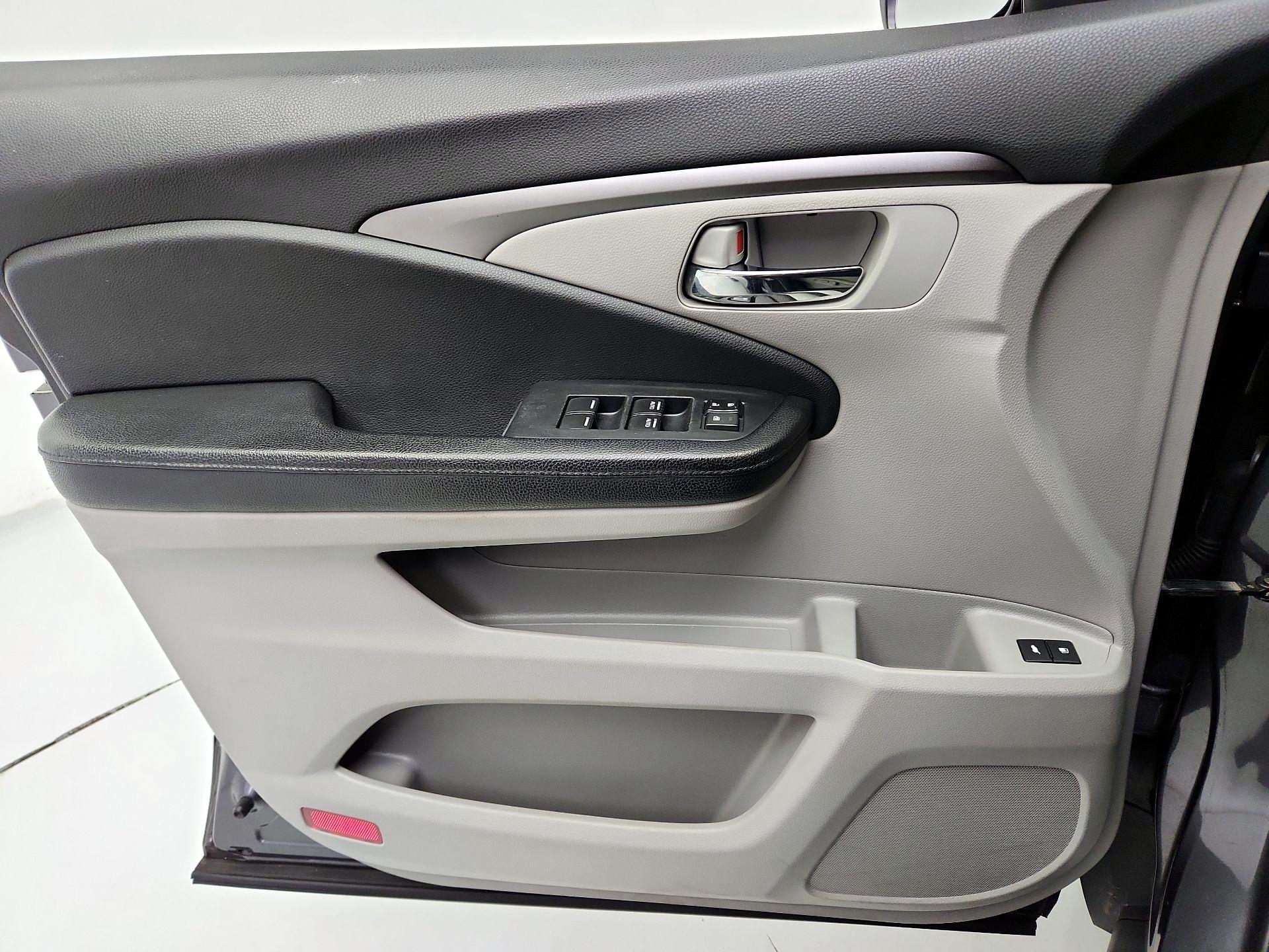 Thumbnail: 2017 Honda Pilot - 12