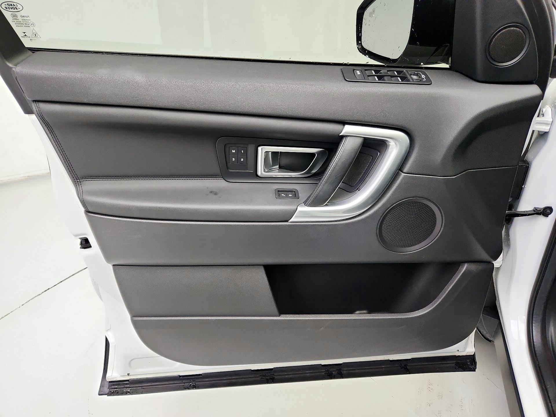 Thumbnail: 2016 Land Rover Discovery Sport - 12