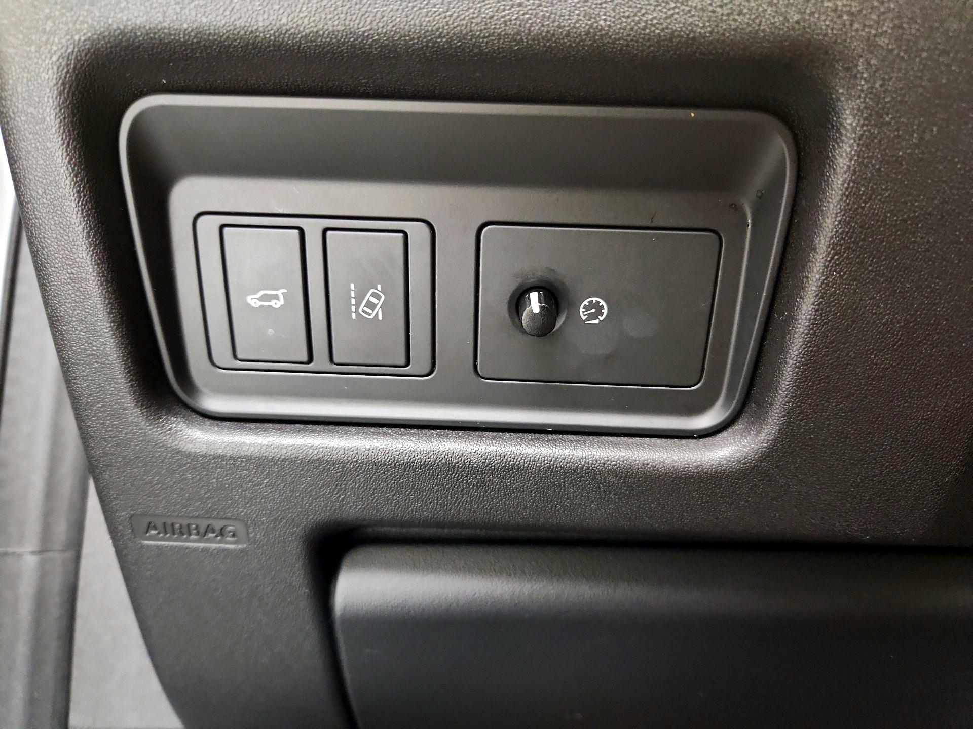 Thumbnail: 2016 Land Rover Discovery Sport - 13