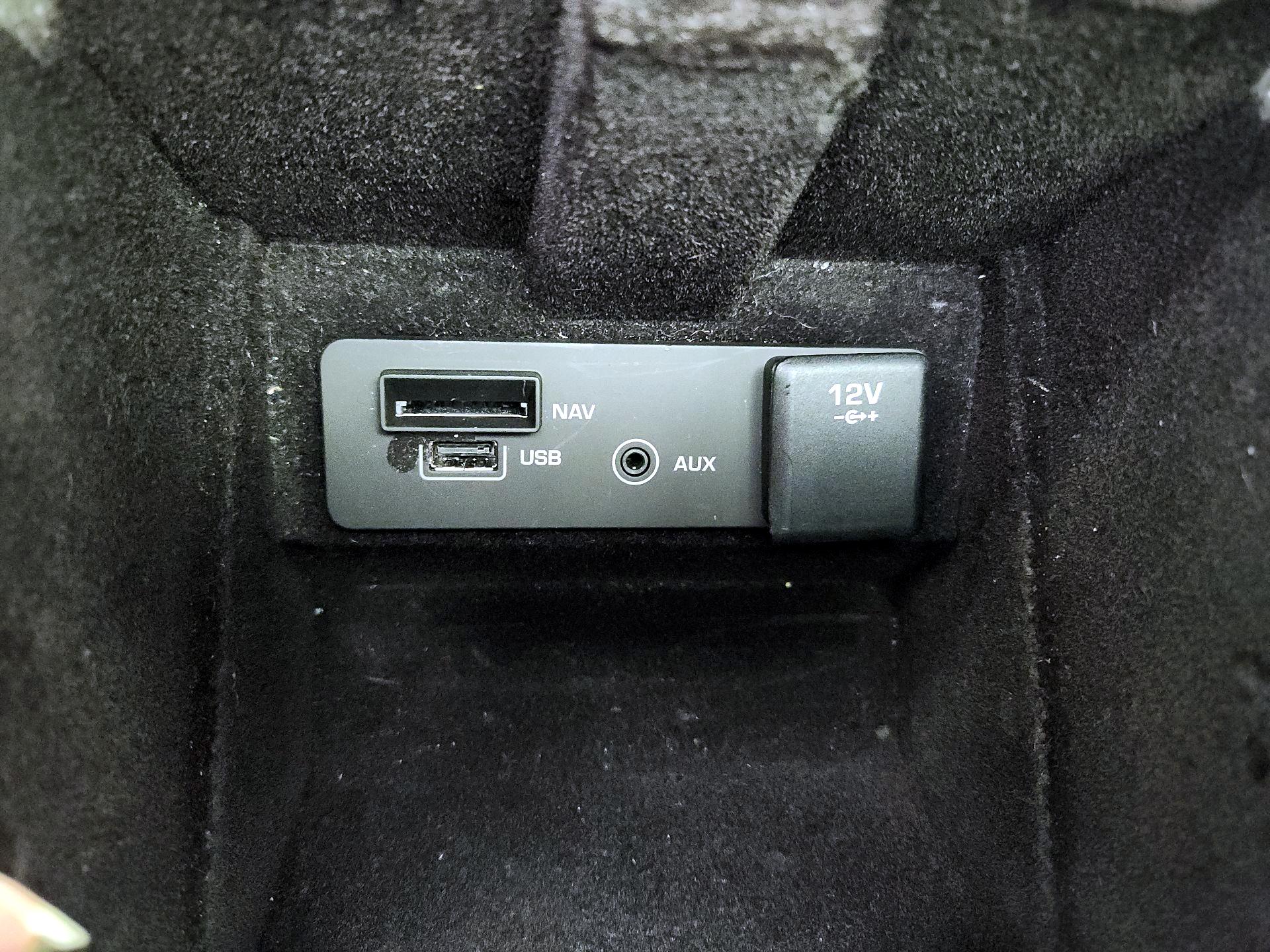 Thumbnail: 2016 Land Rover Discovery Sport - 18