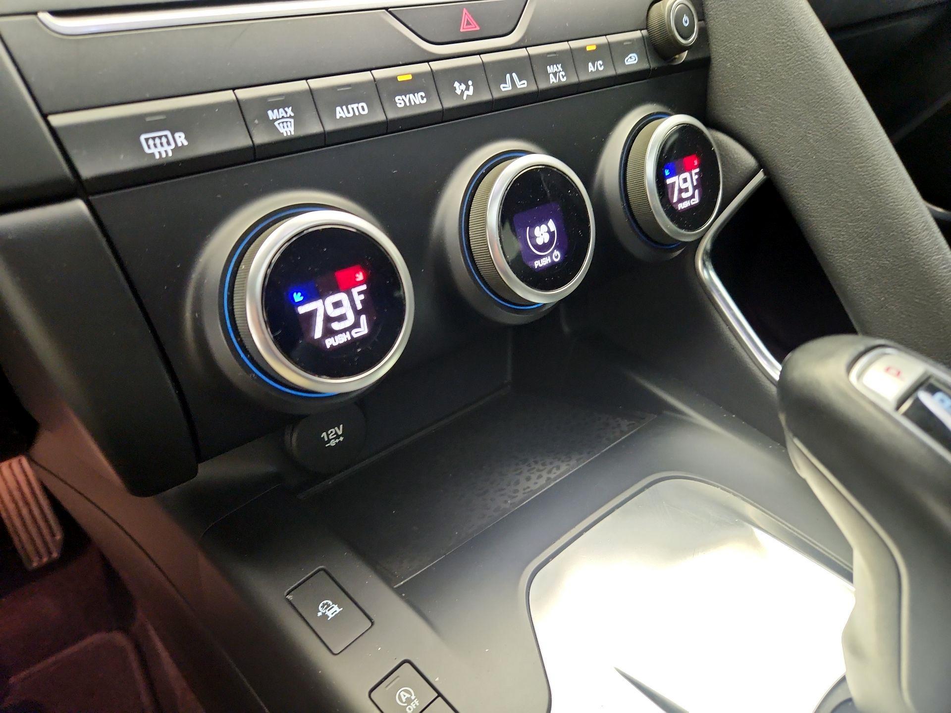 Thumbnail: 2019 Jaguar E-Pace - 17