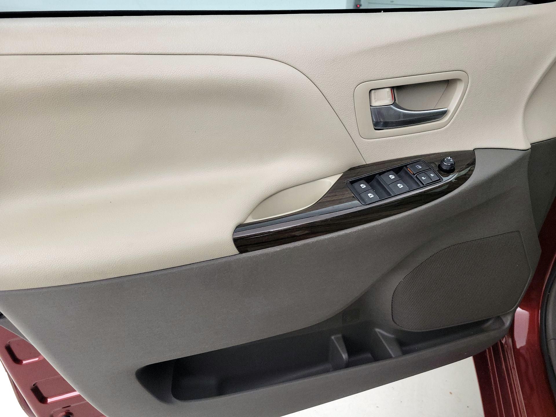 Thumbnail: 2017 Toyota Sienna - 12