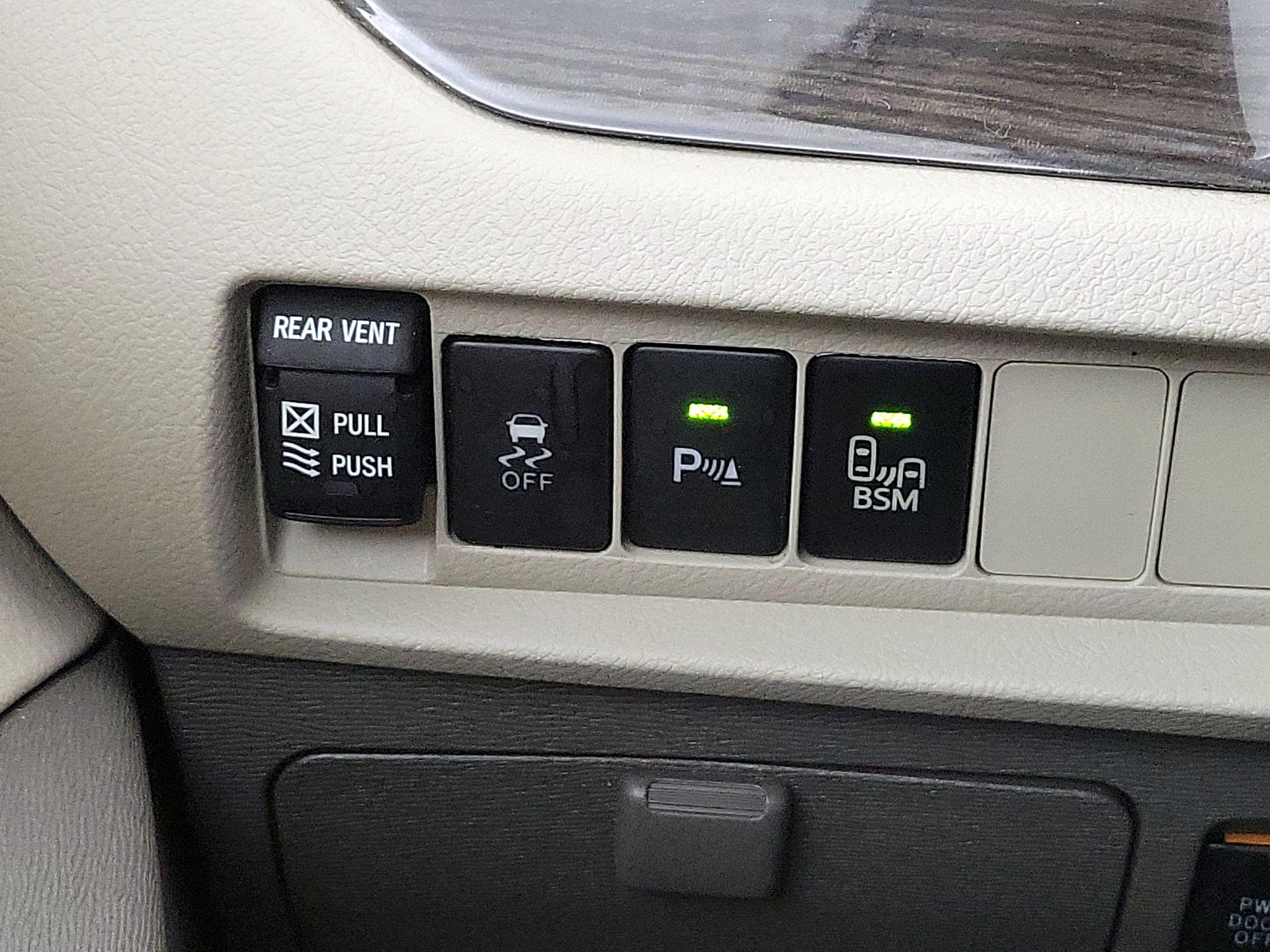 Thumbnail: 2017 Toyota Sienna - 13