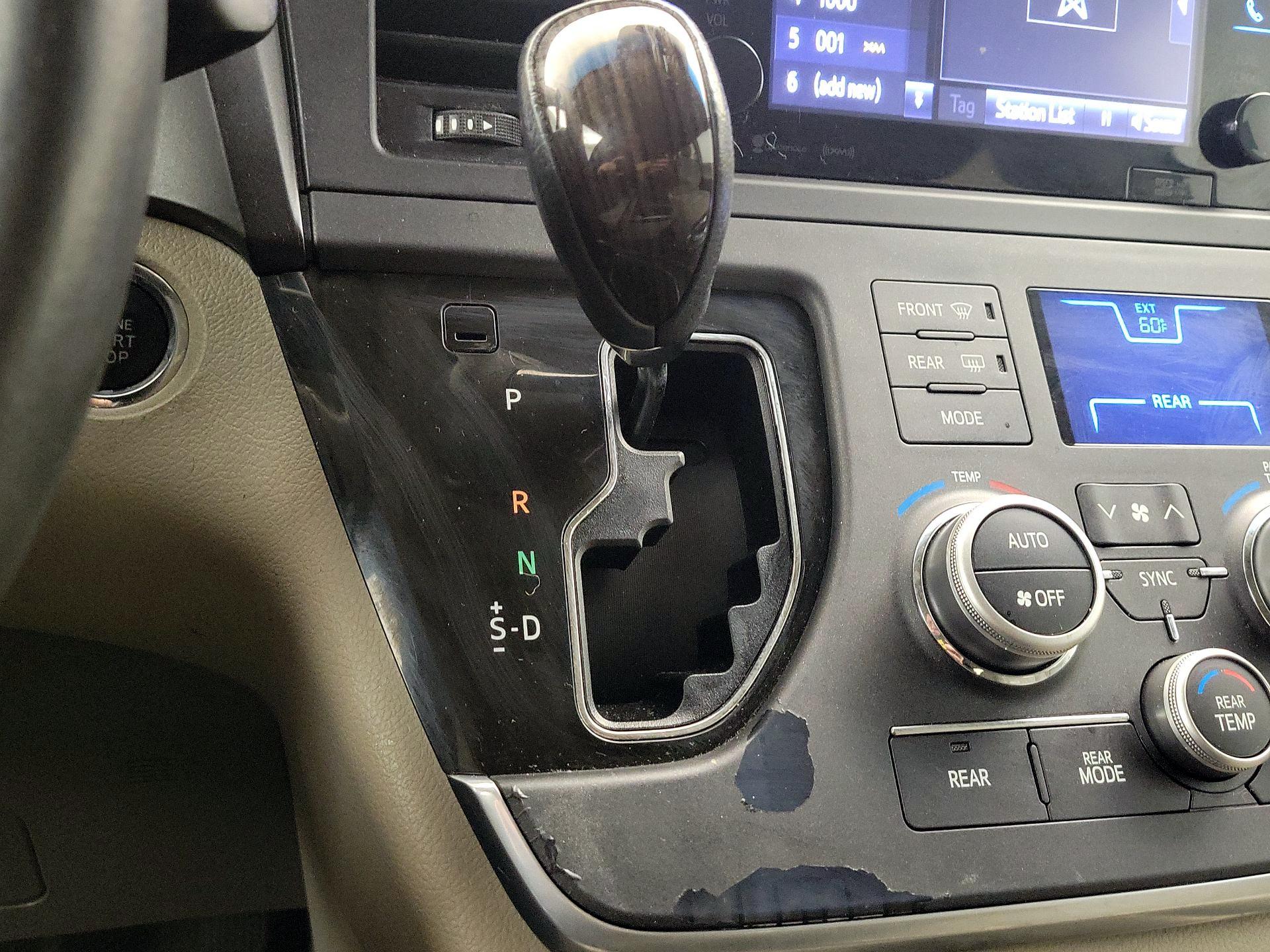 Thumbnail: 2017 Toyota Sienna - 17