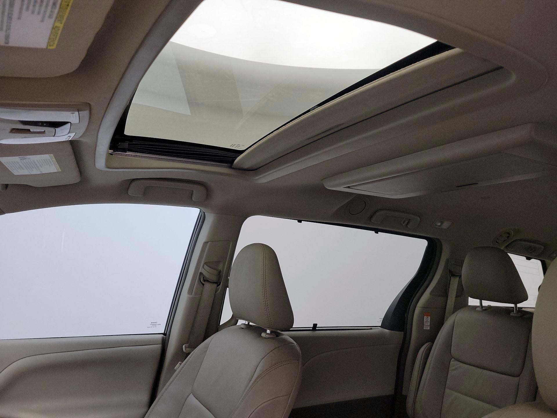 Thumbnail: 2017 Toyota Sienna - 19