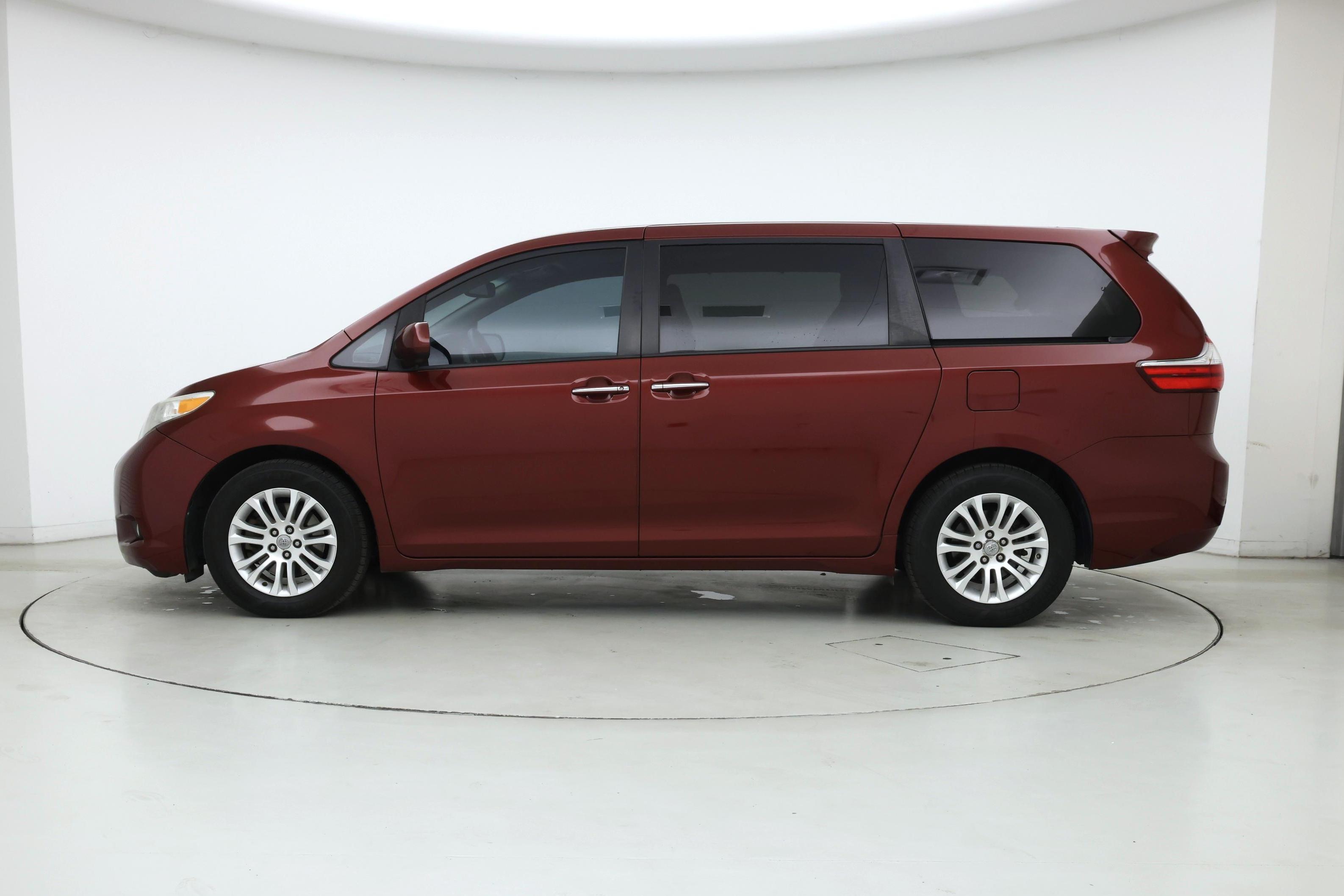 Thumbnail: 2017 Toyota Sienna - 3