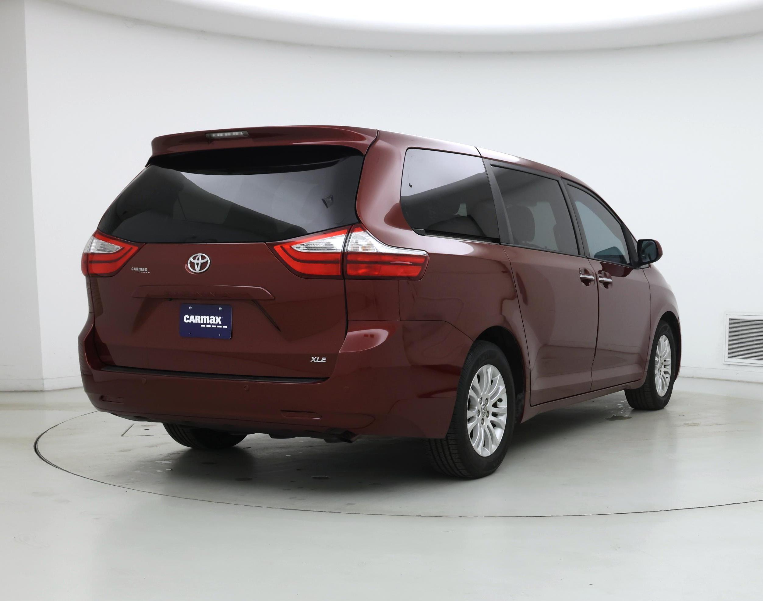 Thumbnail: 2017 Toyota Sienna - 8