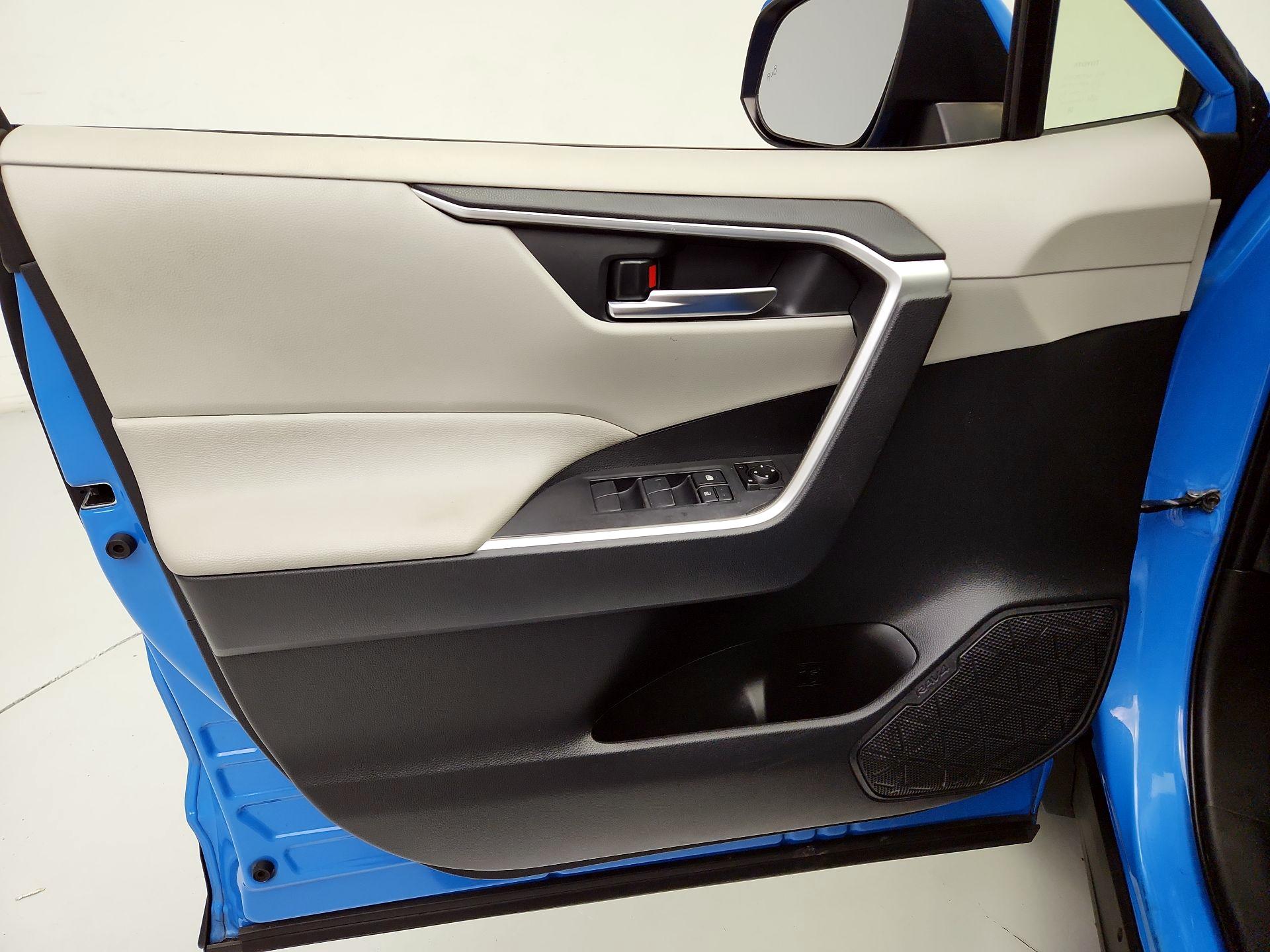 Thumbnail: 2019 Toyota RAV4 - 12