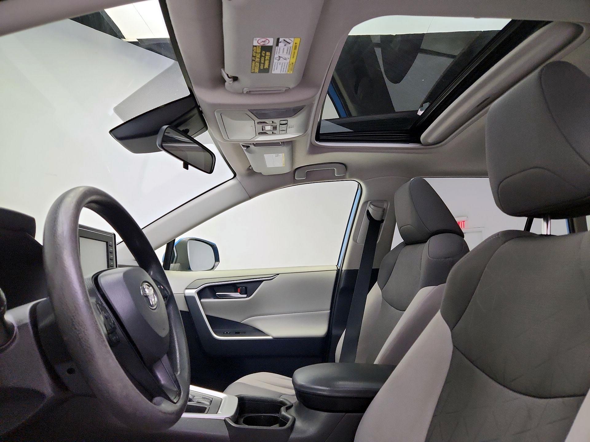 Thumbnail: 2019 Toyota RAV4 - 19