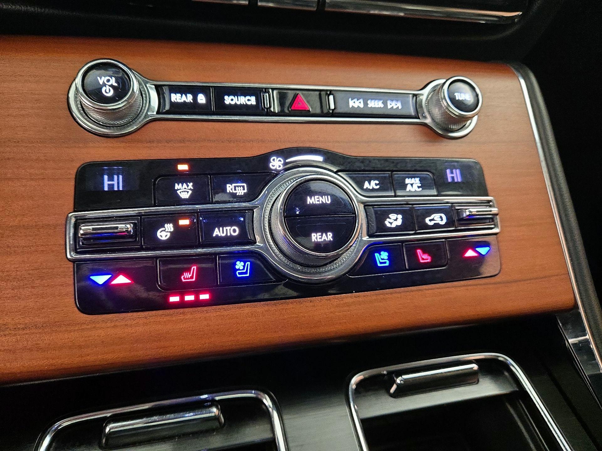 Thumbnail: 2020 Lincoln Aviator - 17