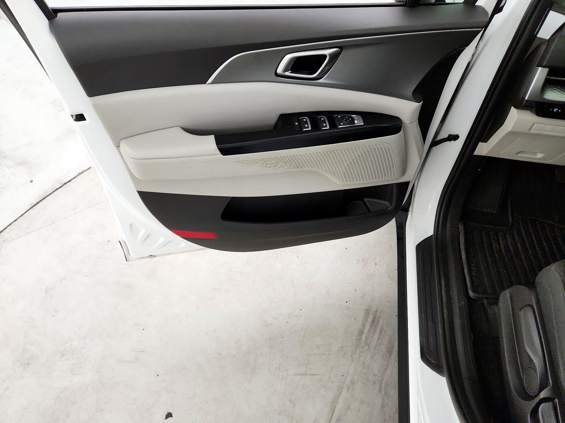 Thumbnail: 2022 Kia Carnival - 12