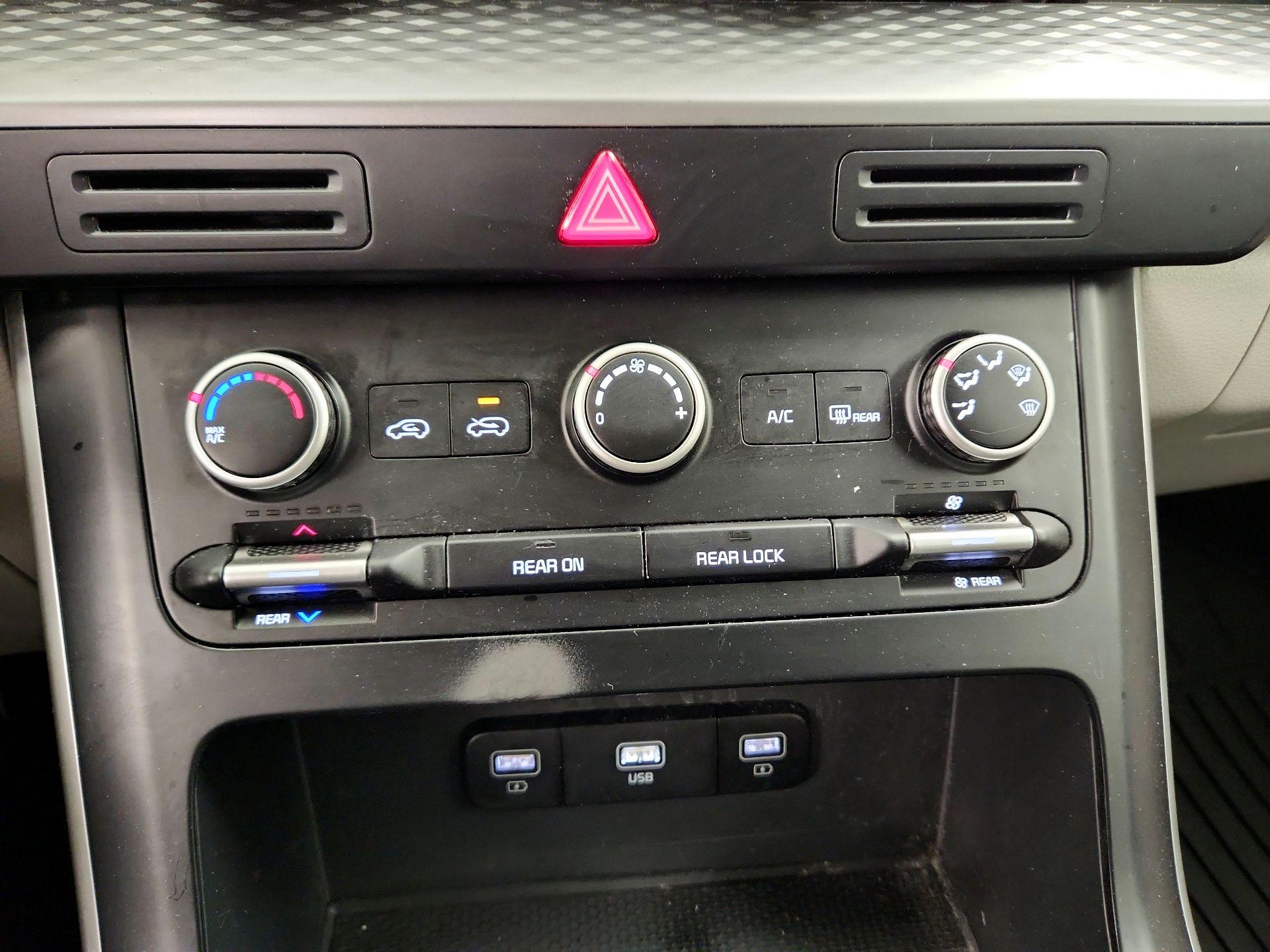 Thumbnail: 2022 Kia Carnival - 16