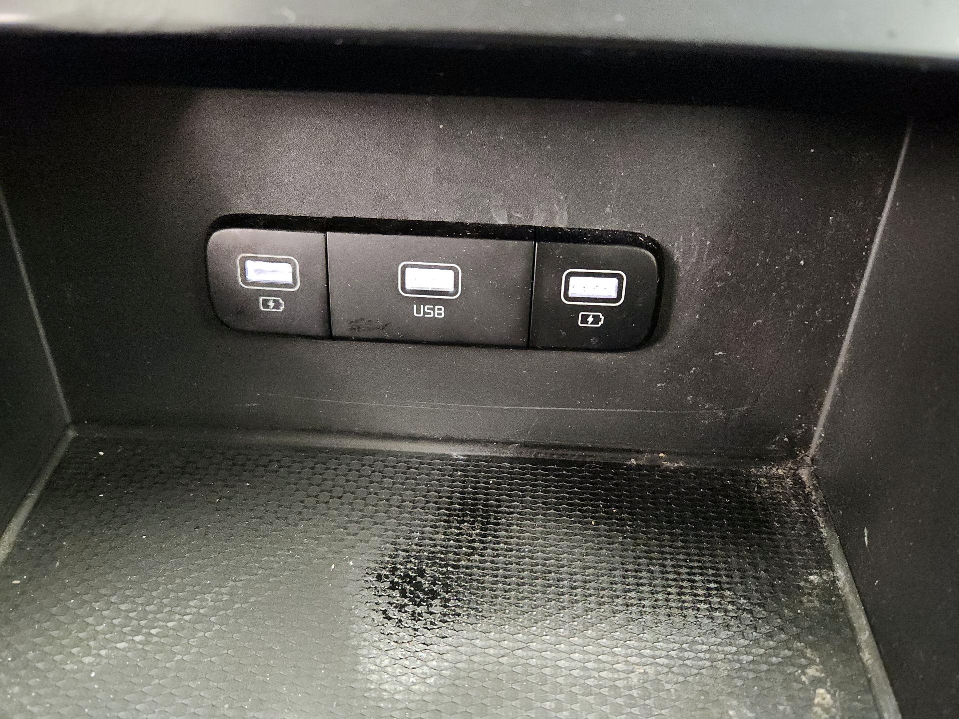 Thumbnail: 2022 Kia Carnival - 18