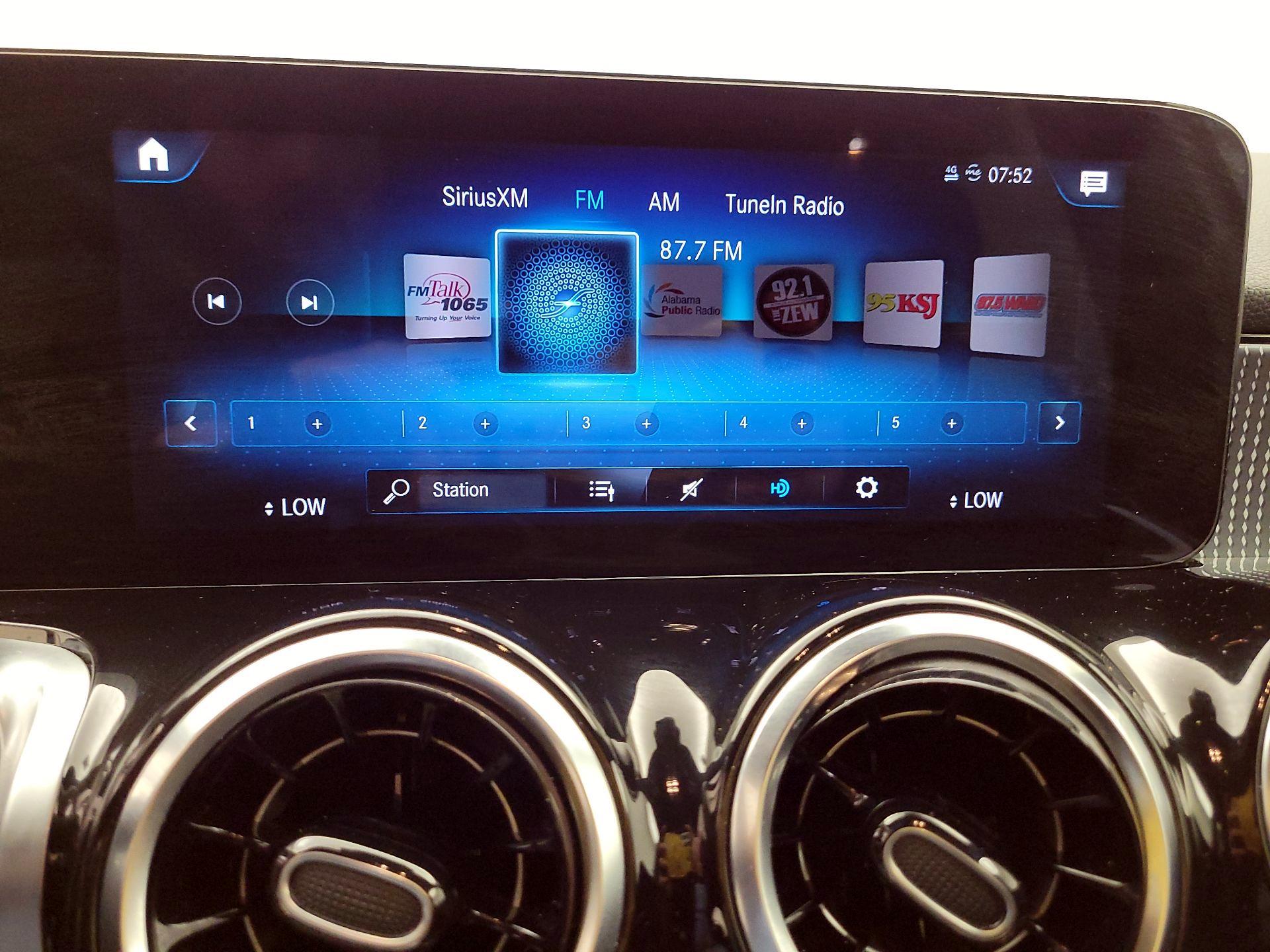 Thumbnail: 2023 Mercedes-Benz GLB - 16