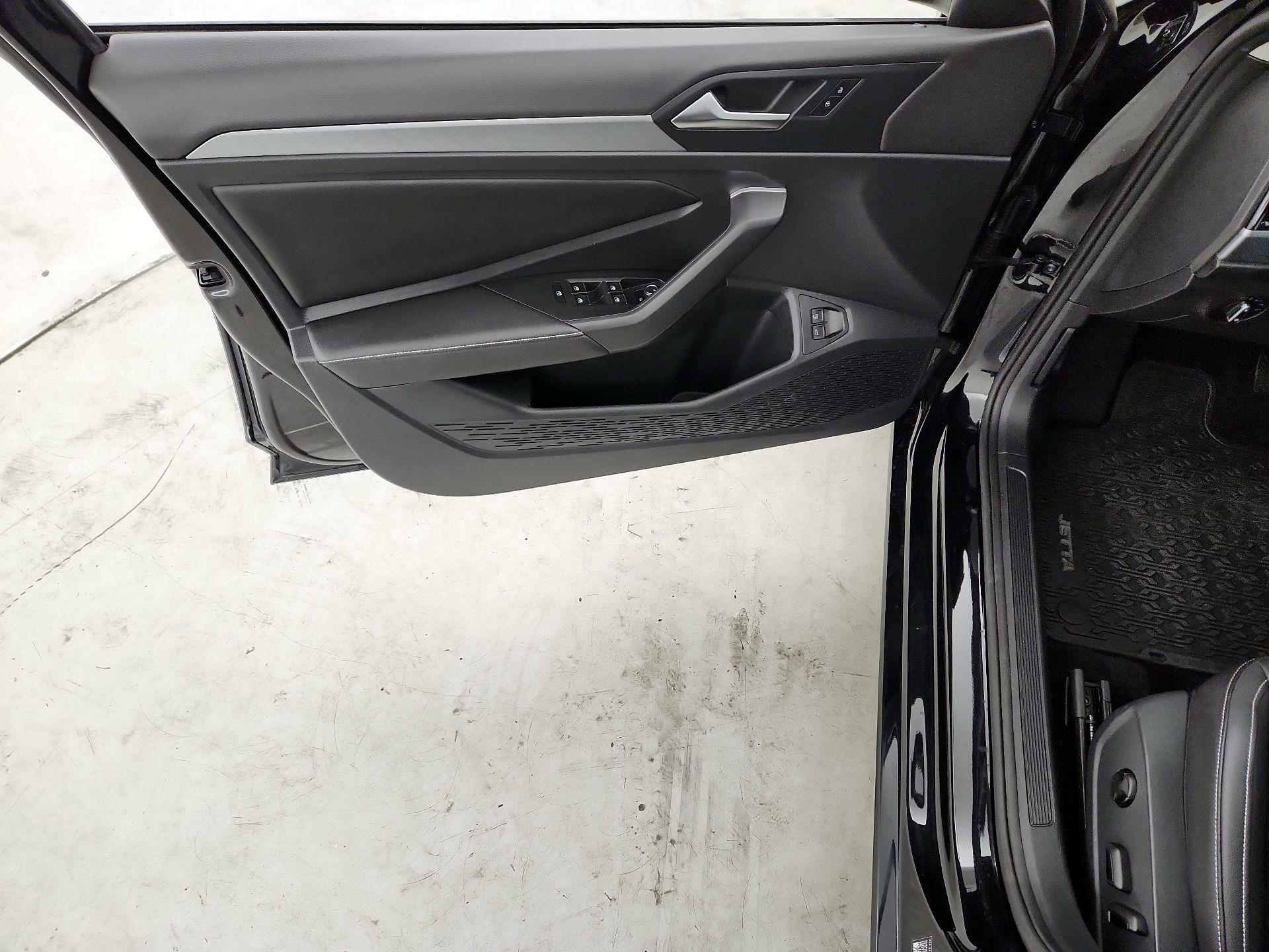 Thumbnail: 2022 Volkswagen Jetta - 12