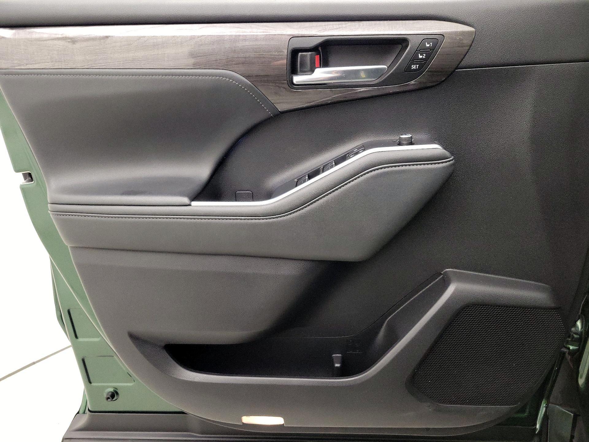 Thumbnail: 2023 Toyota Highlander - 12