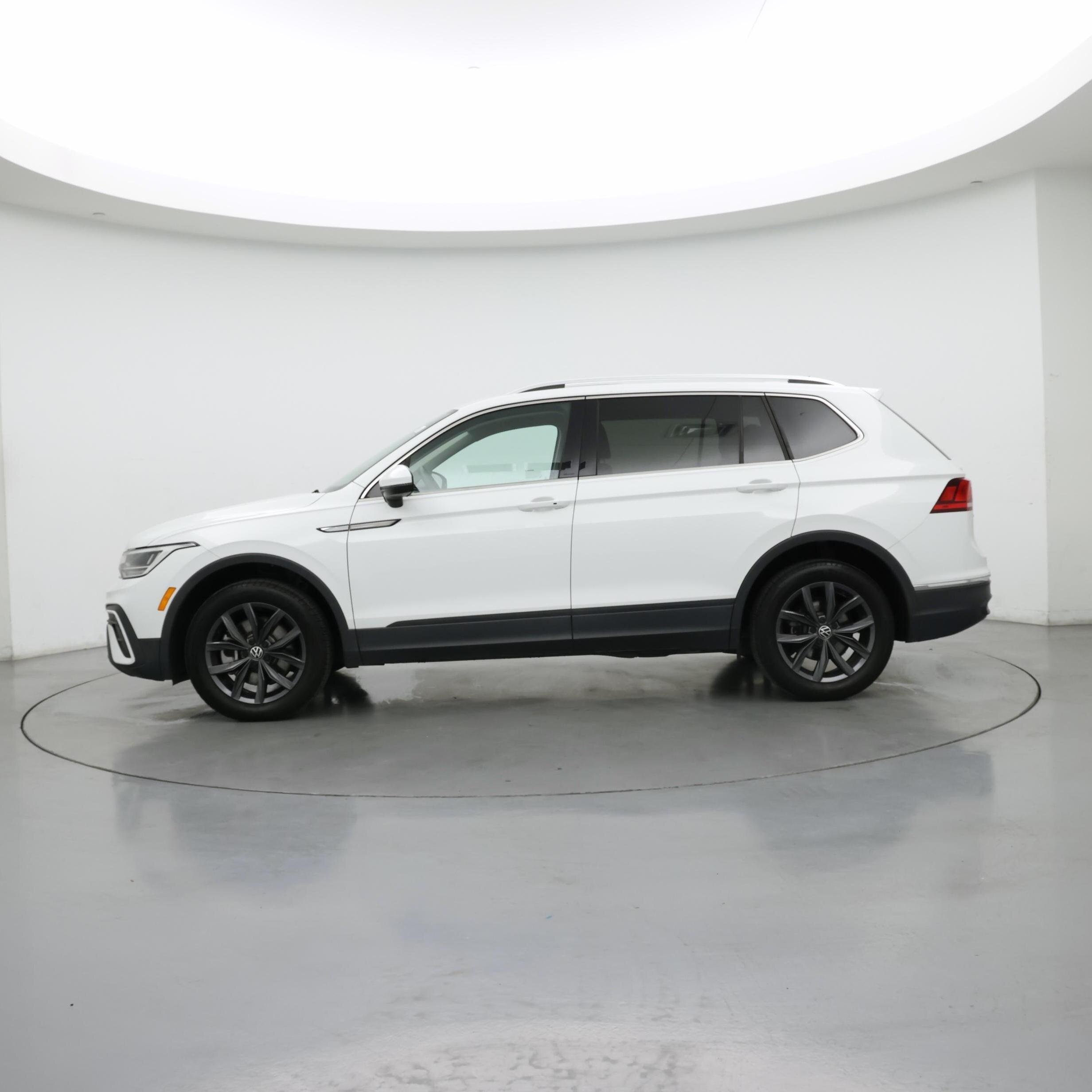 Thumbnail: 2022 Volkswagen Tiguan - 3