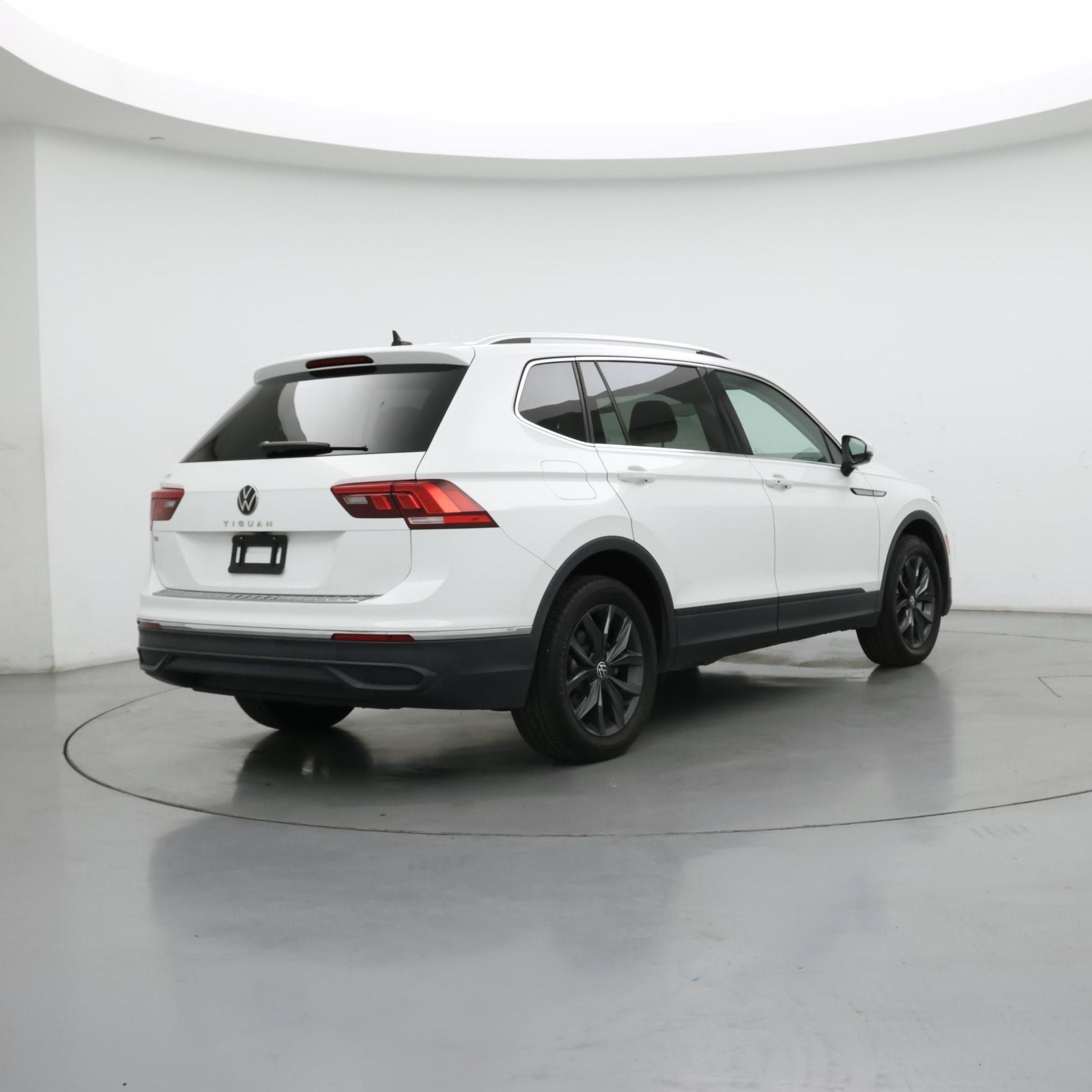 Thumbnail: 2022 Volkswagen Tiguan - 8