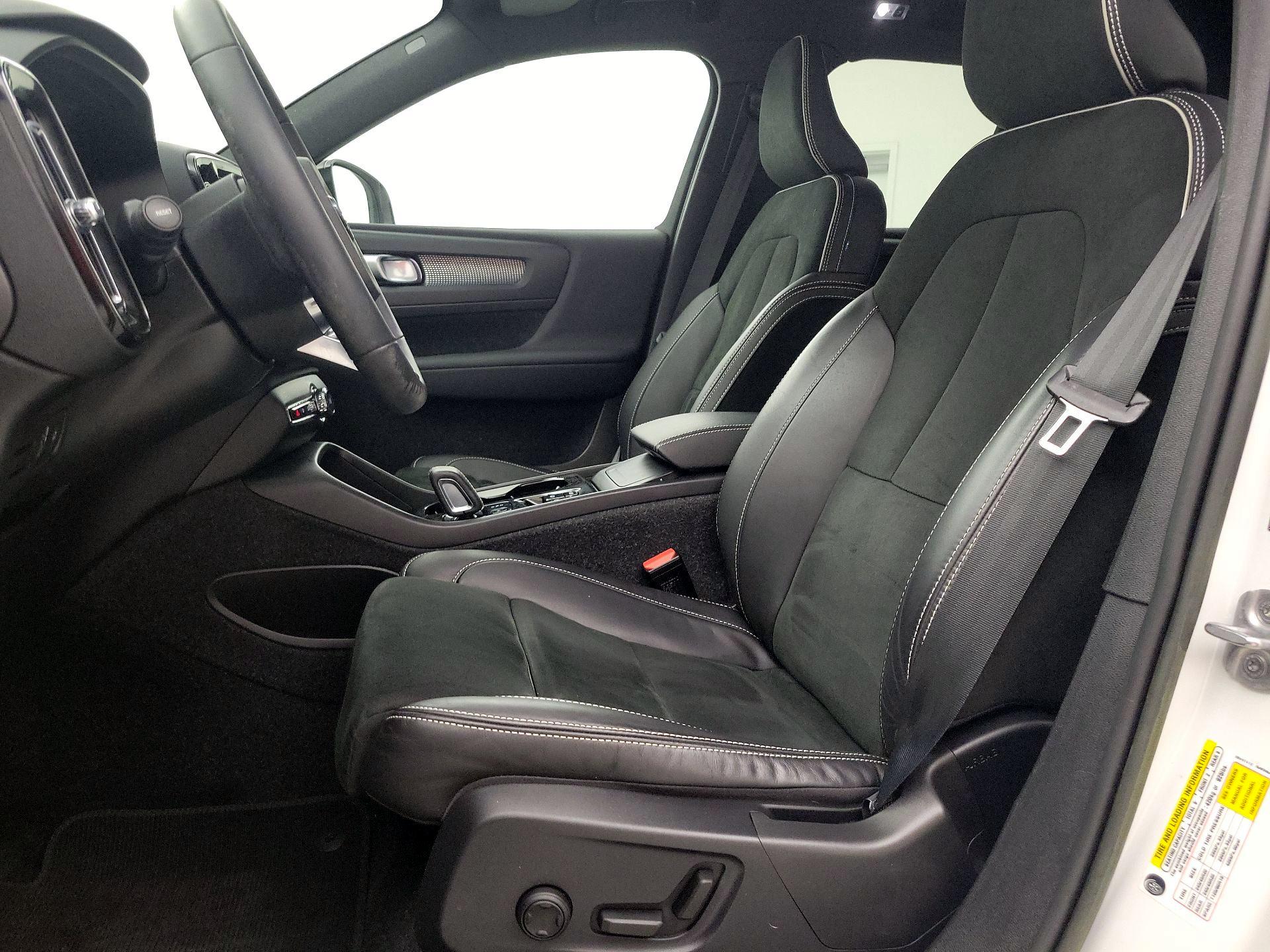 Thumbnail: 2022 Volvo XC40 - 11