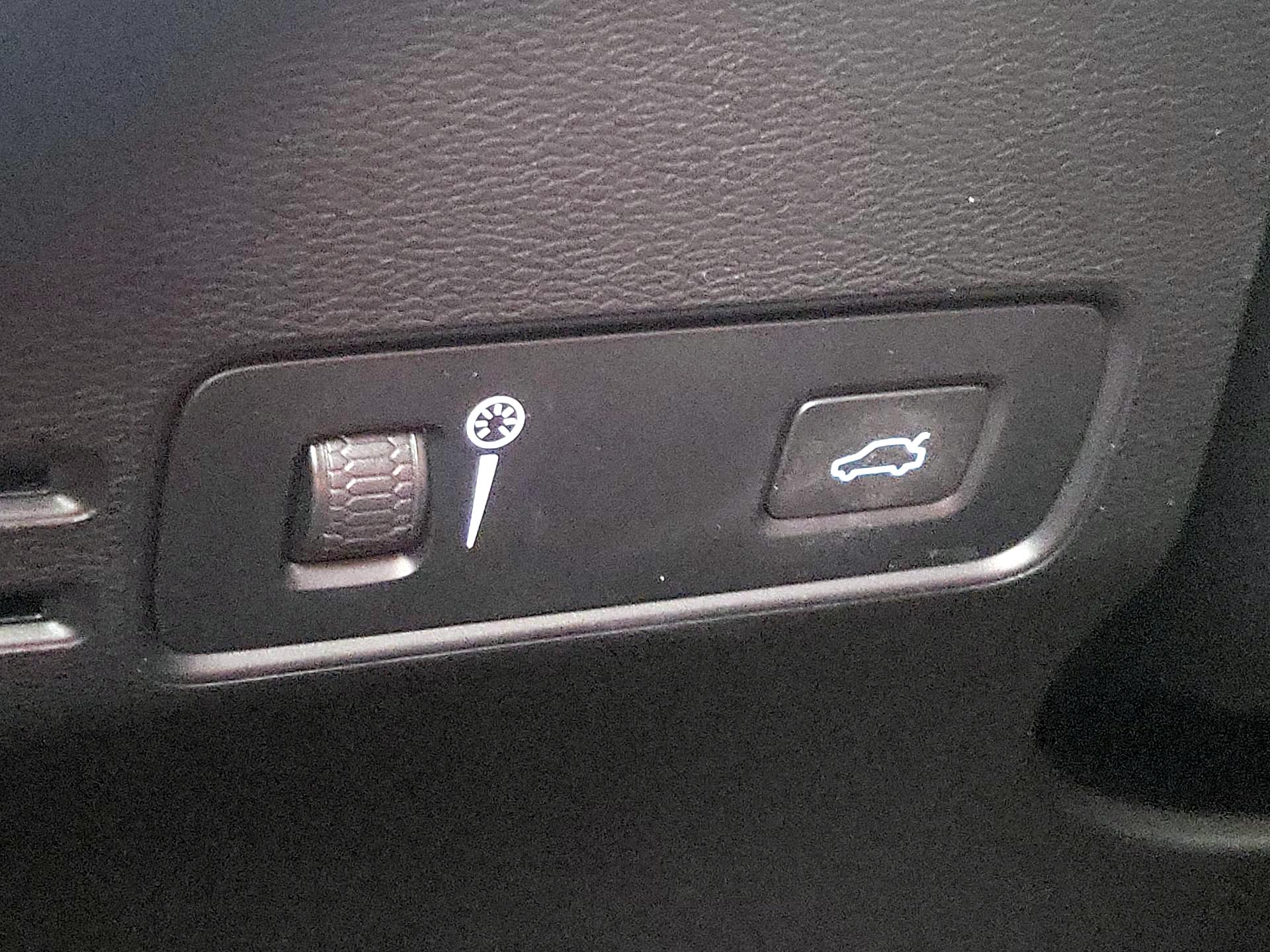 Thumbnail: 2022 Volvo XC40 - 13