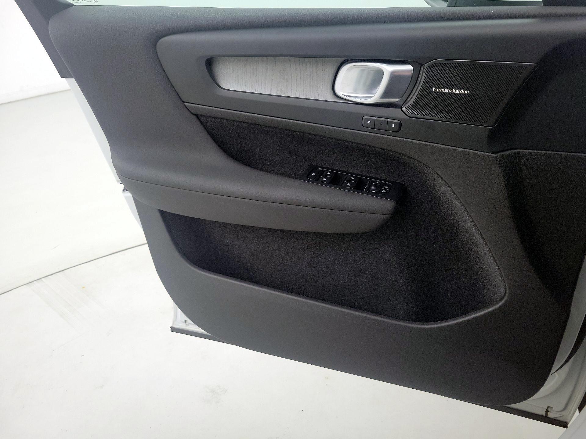 Thumbnail: 2023 Volvo XC40 - 12