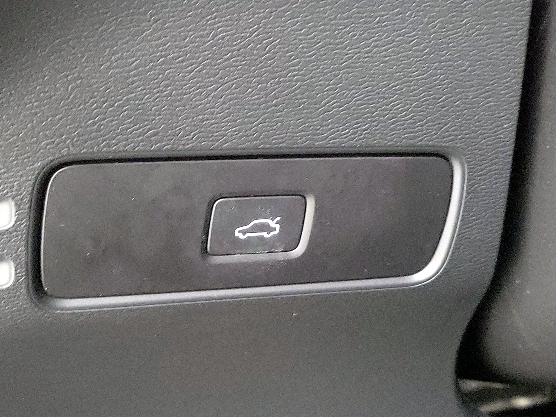 Thumbnail: 2023 Volvo XC40 - 13