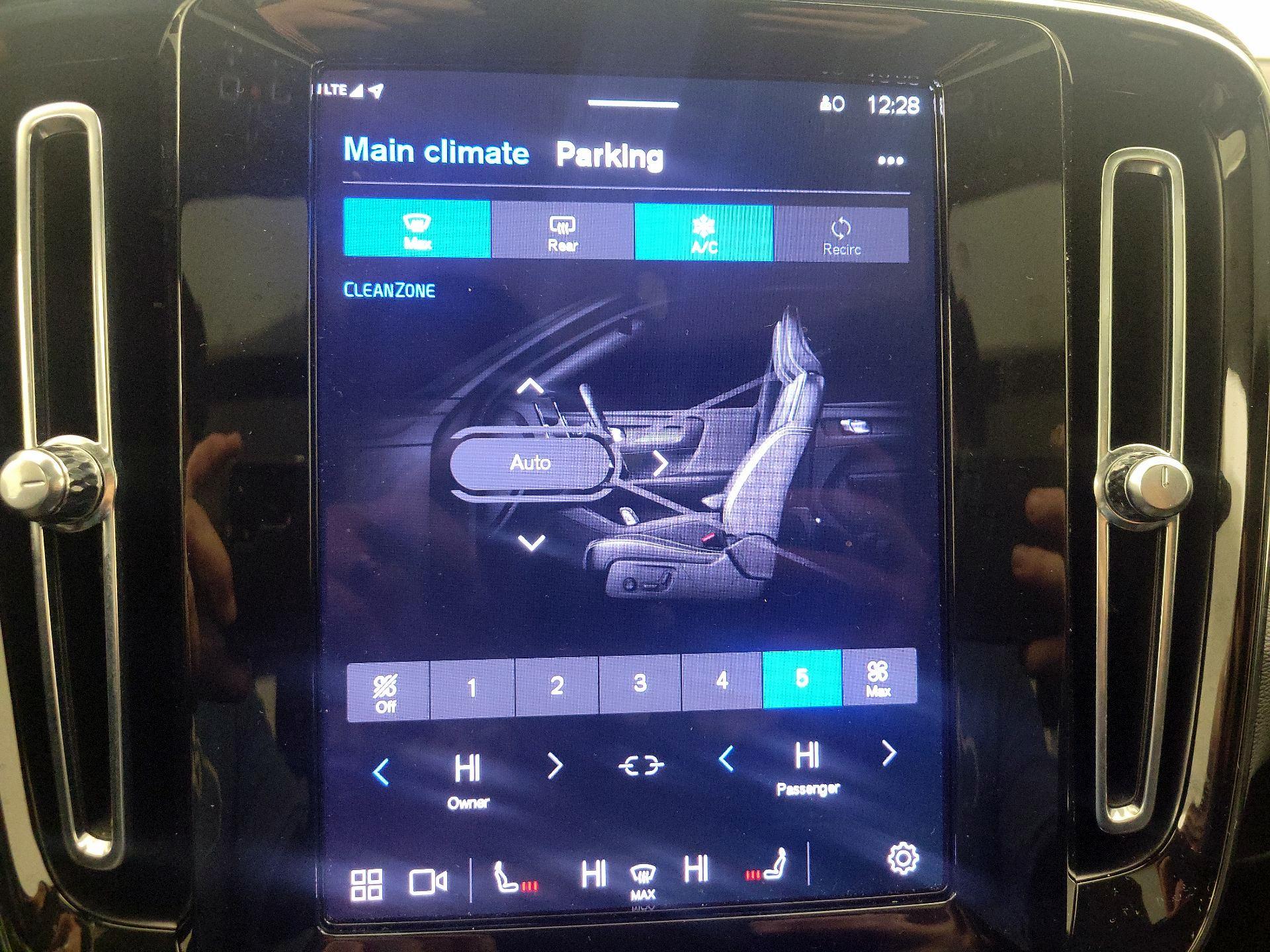 Thumbnail: 2023 Volvo XC40 - 16