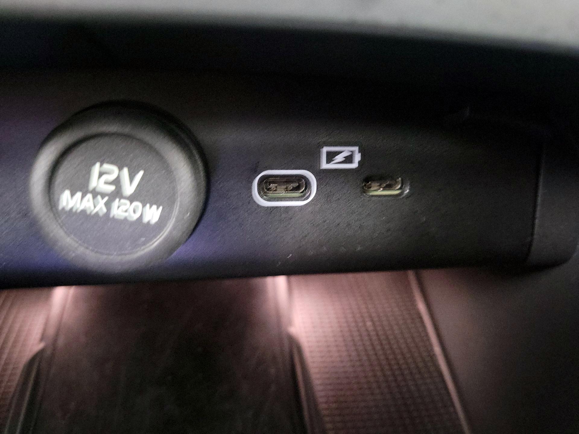 Thumbnail: 2023 Volvo XC40 - 18