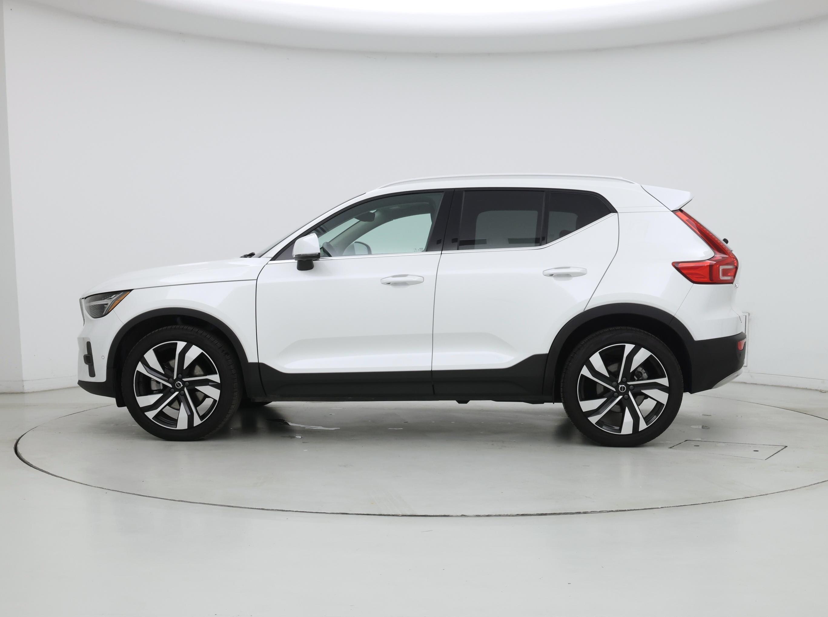 Thumbnail: 2023 Volvo XC40 - 3