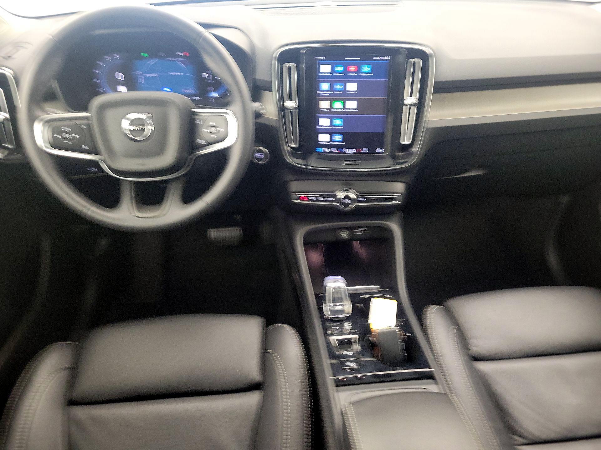 Thumbnail: 2023 Volvo XC40 - 9