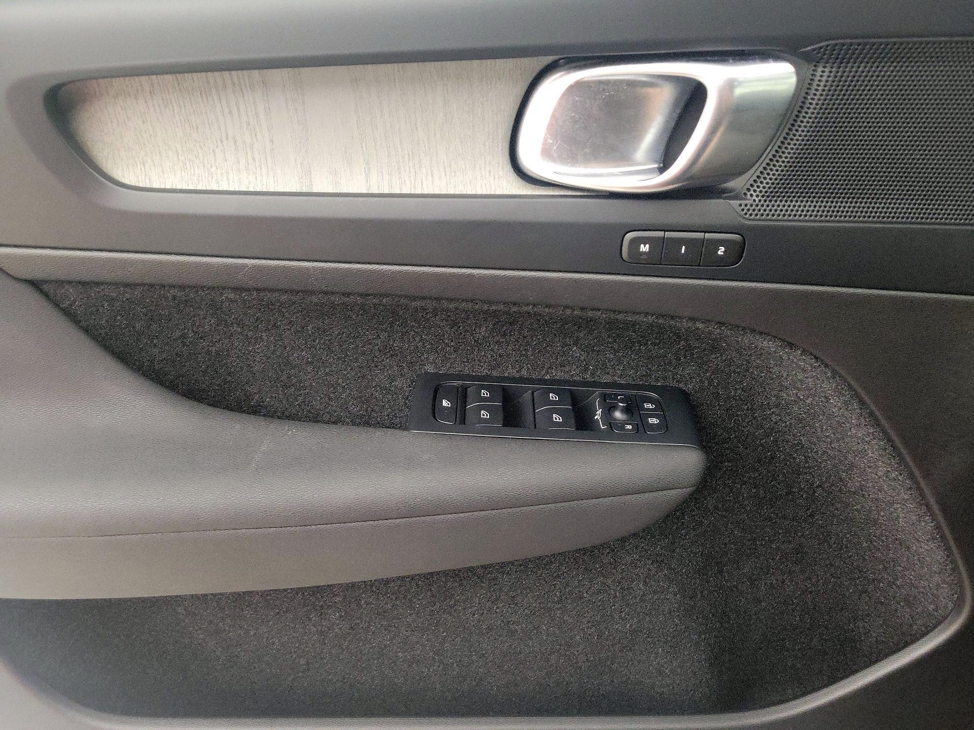 Thumbnail: 2023 Volvo XC40 - 12