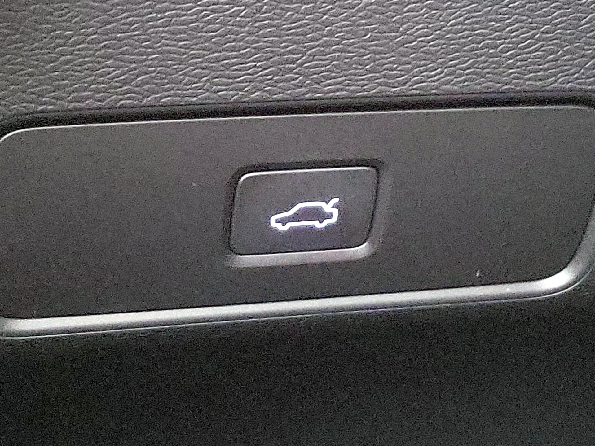 Thumbnail: 2023 Volvo XC40 - 13